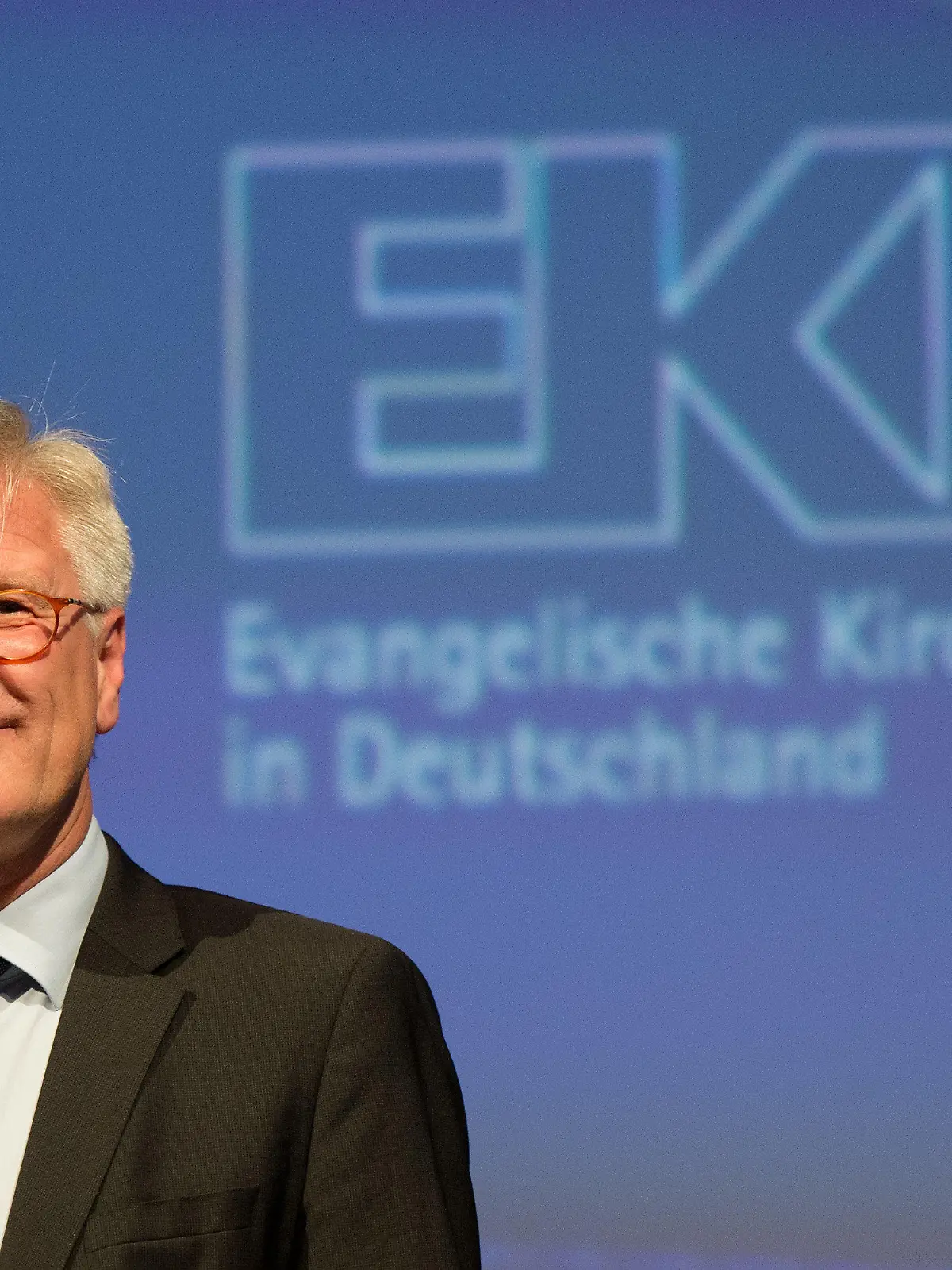 Der Landesbischof der Evangelisch-Lutherischen Kirche in Bayern, Heinrich Bedford-Strohm, bedankt sich am 11.11.2014 nach seiner Wahl zum neuen Ratspäsidenten der Evangelischen Kirche Deutschland (EKD) auf der 11. Synode der EKD in Dresden (Sachsen). Foto: Arno Burgi/dpa +++(c) dpa - Bildfunk+++