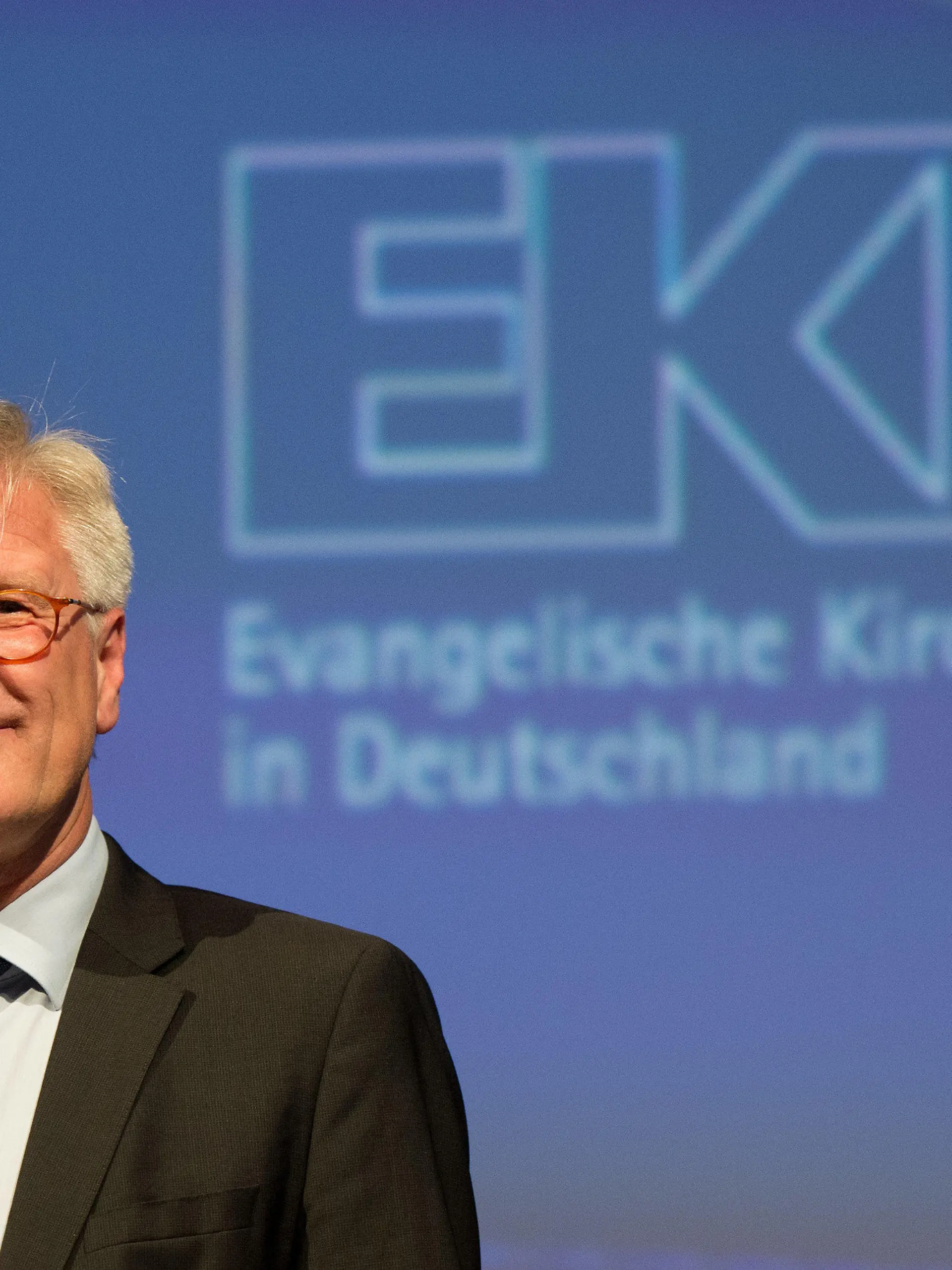 Der Landesbischof der Evangelisch-Lutherischen Kirche in Bayern, Heinrich Bedford-Strohm, bedankt sich am 11.11.2014 nach seiner Wahl zum neuen Ratspäsidenten der Evangelischen Kirche Deutschland (EKD) auf der 11. Synode der EKD in Dresden (Sachsen). Foto: Arno Burgi/dpa +++(c) dpa - Bildfunk+++