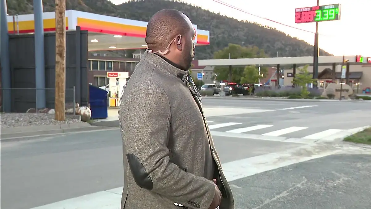 Während Reporter über ihn spricht: Gesuchter Verbrecher spaziert seelenruhig durchs Bild Live im Fernsehen geschnappt!