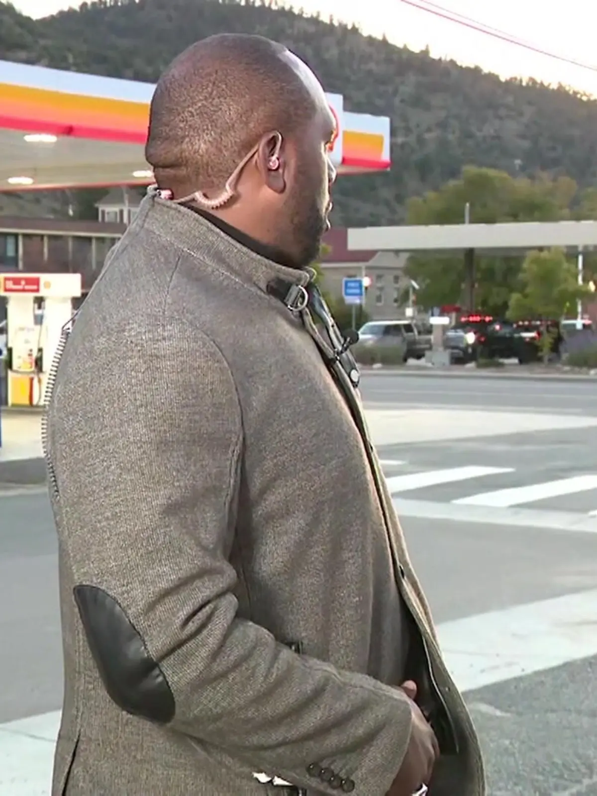 Bild zu: "Während Reporter über ihn spricht: Gesuchter Verbrecher spaziert seelenruhig durchs Bild"