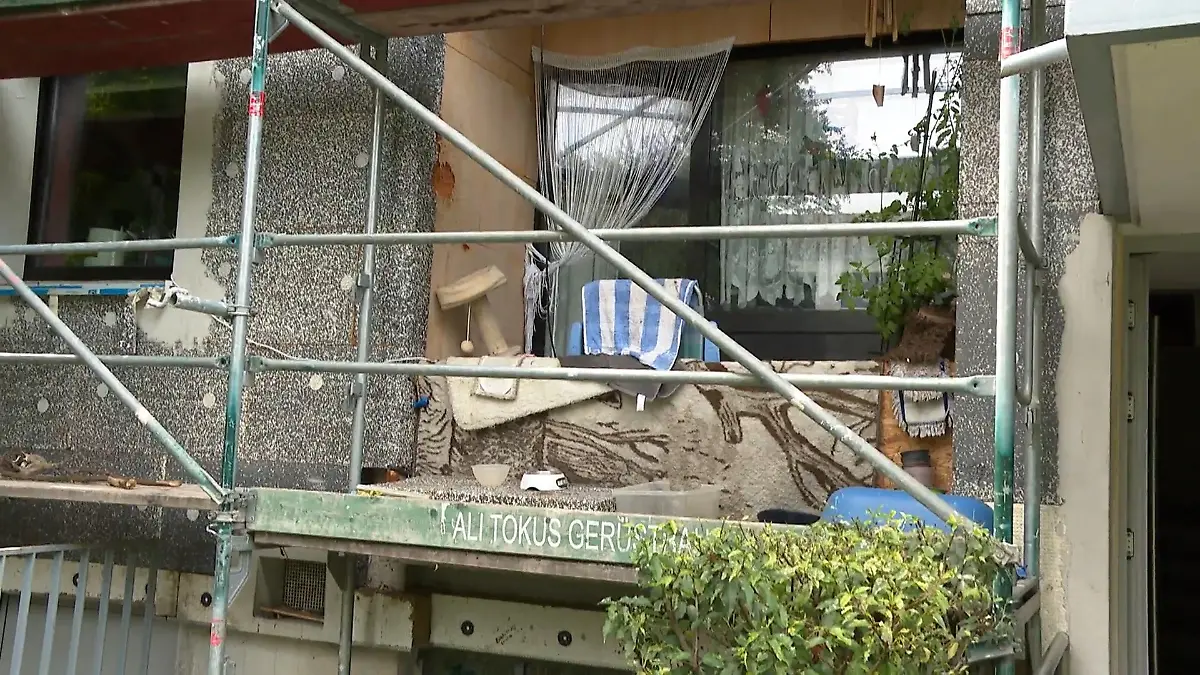Mieter leben ohne Strom und Heizung – und haben nicht mal ein Dach überm Kopf Horrorhaus von Köln