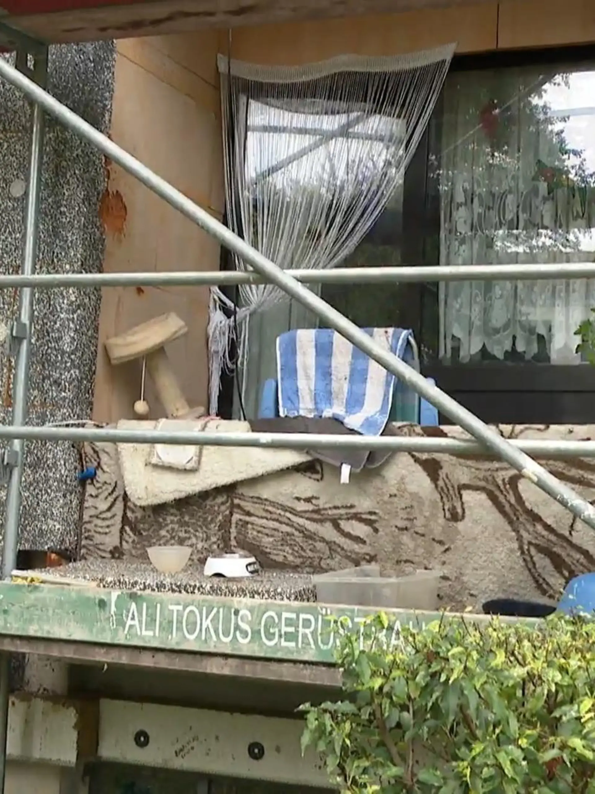 Bild zu: "Mieter leben ohne Strom und Heizung – und haben nicht mal ein Dach überm Kopf
"