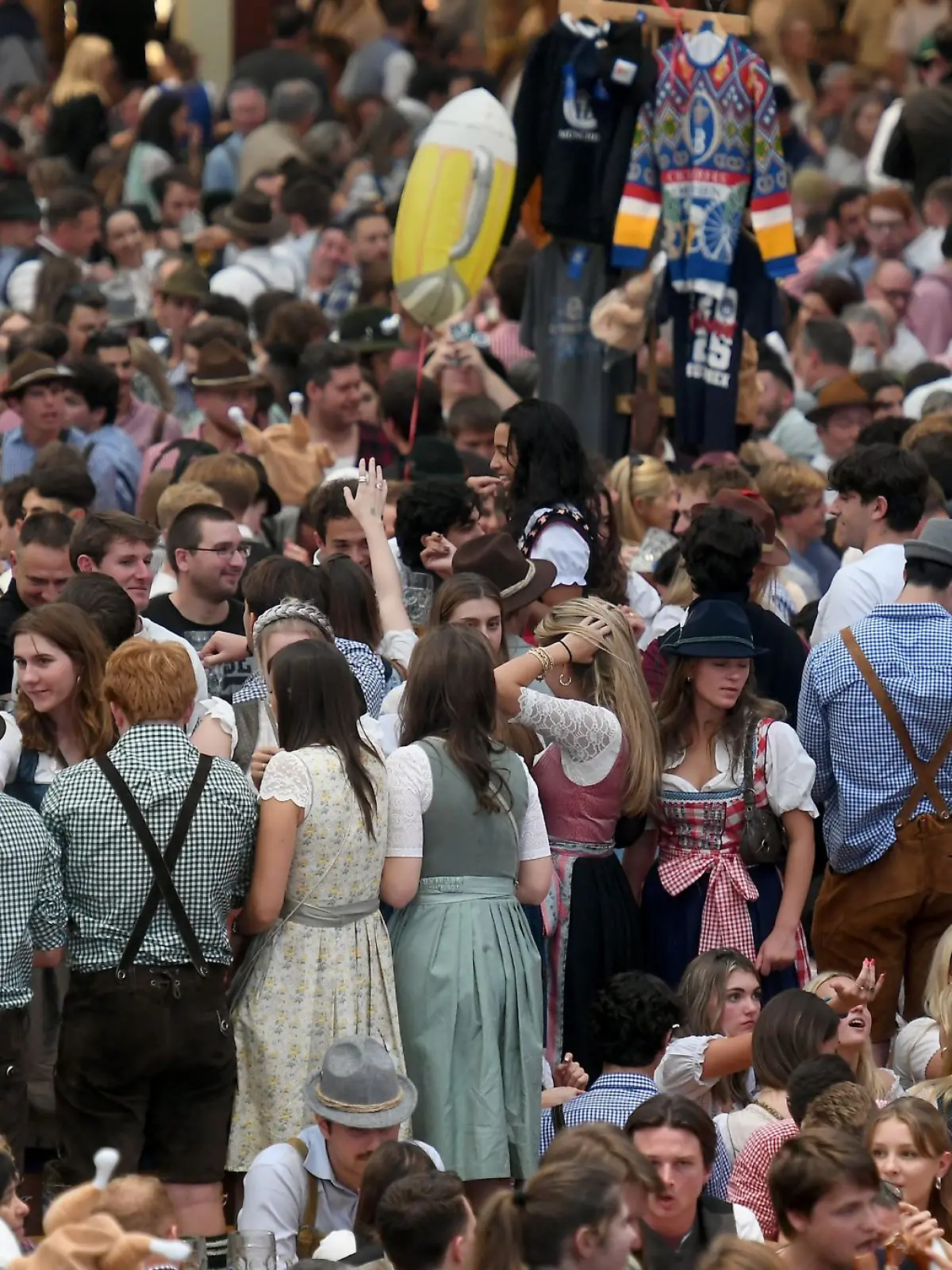 Bild zu: "Wiesn-Gelände wegen Überfüllung geschlossen"