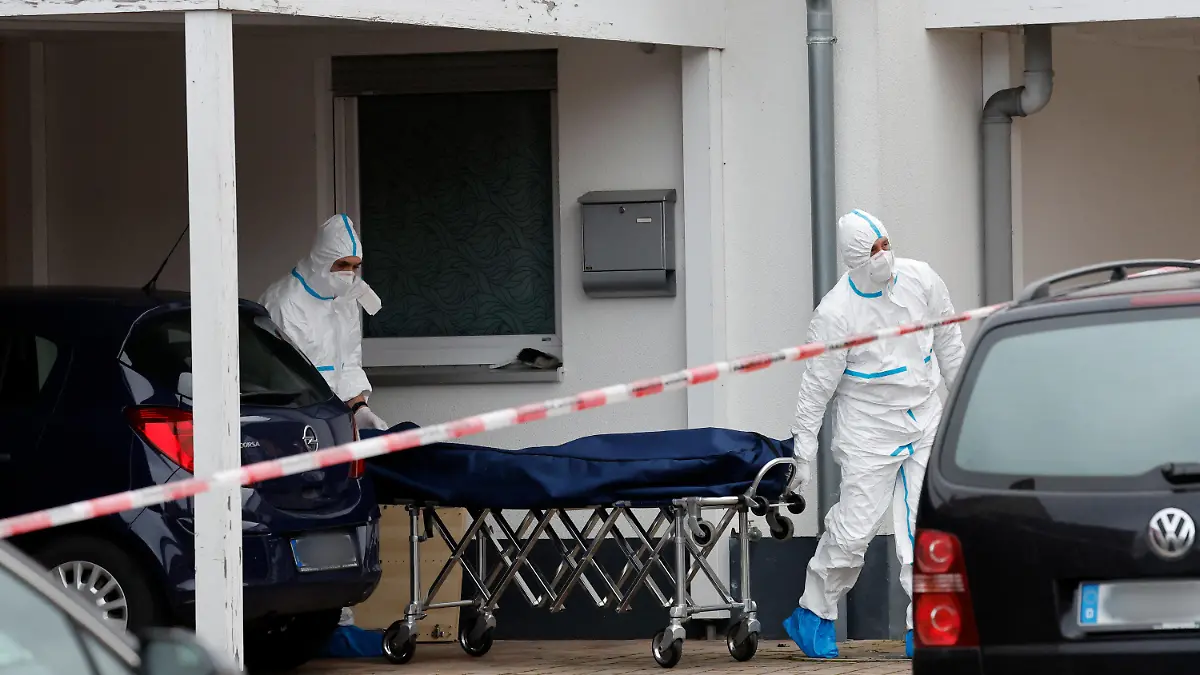 06.01.2023, Bayern, Weisendorf: Mitarbeiter der Spurensicherung fahren die Leiche einer Jugendlichen aus dem Haus. Eine Gewalttat hat am Freitag den 6800-Einwohner Ort Weisendorf nahe Erlangen in Mittelfranken erschüttert. Ein Polizeisprecher berichtete von einer Toten. Foto: Daniel Löb/dpa +++ dpa-Bildfunk +++