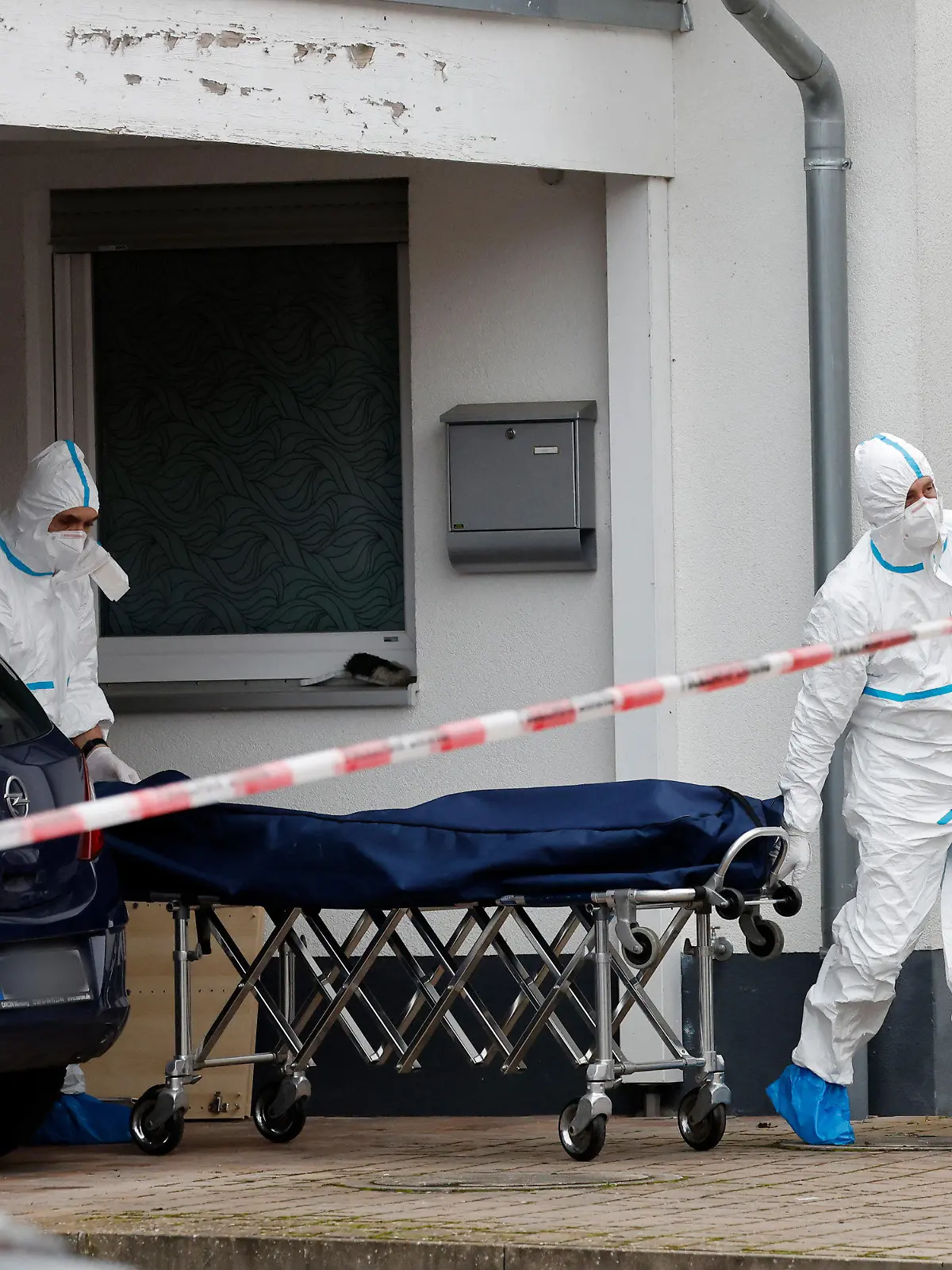 06.01.2023, Bayern, Weisendorf: Mitarbeiter der Spurensicherung fahren die Leiche einer Jugendlichen aus dem Haus. Eine Gewalttat hat am Freitag den 6800-Einwohner Ort Weisendorf nahe Erlangen in Mittelfranken erschüttert. Ein Polizeisprecher berichtete von einer Toten. Foto: Daniel Löb/dpa +++ dpa-Bildfunk +++
