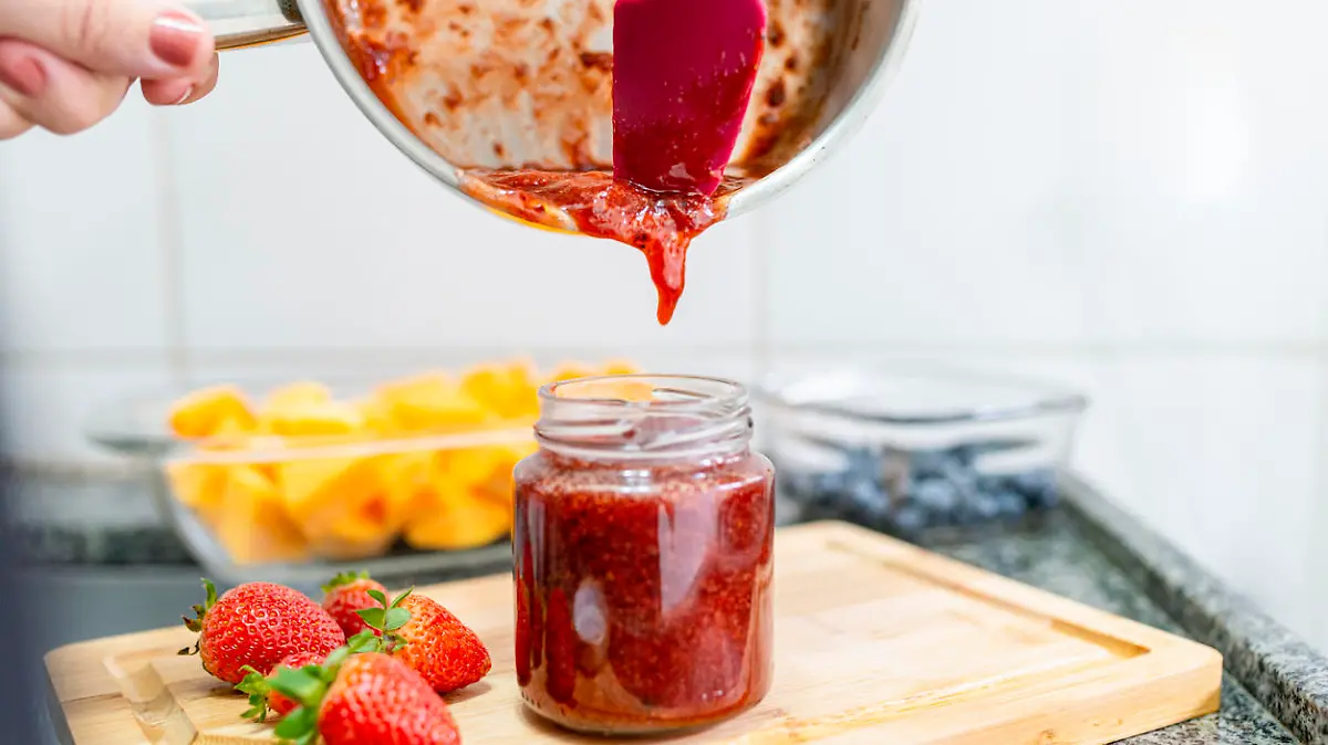 Manual jelly production process.