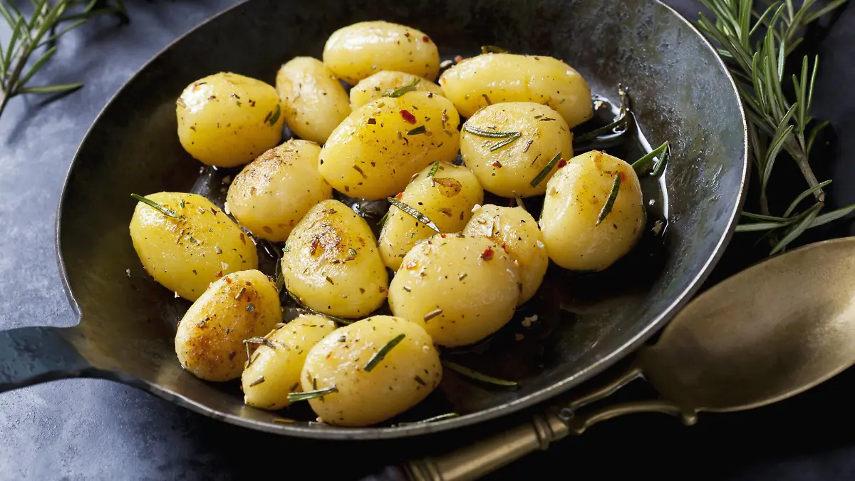Fried potatoes with rosmary in pan PUBLICATIONxINxGERxSUIxAUTxHUNxONLY CSF29013  