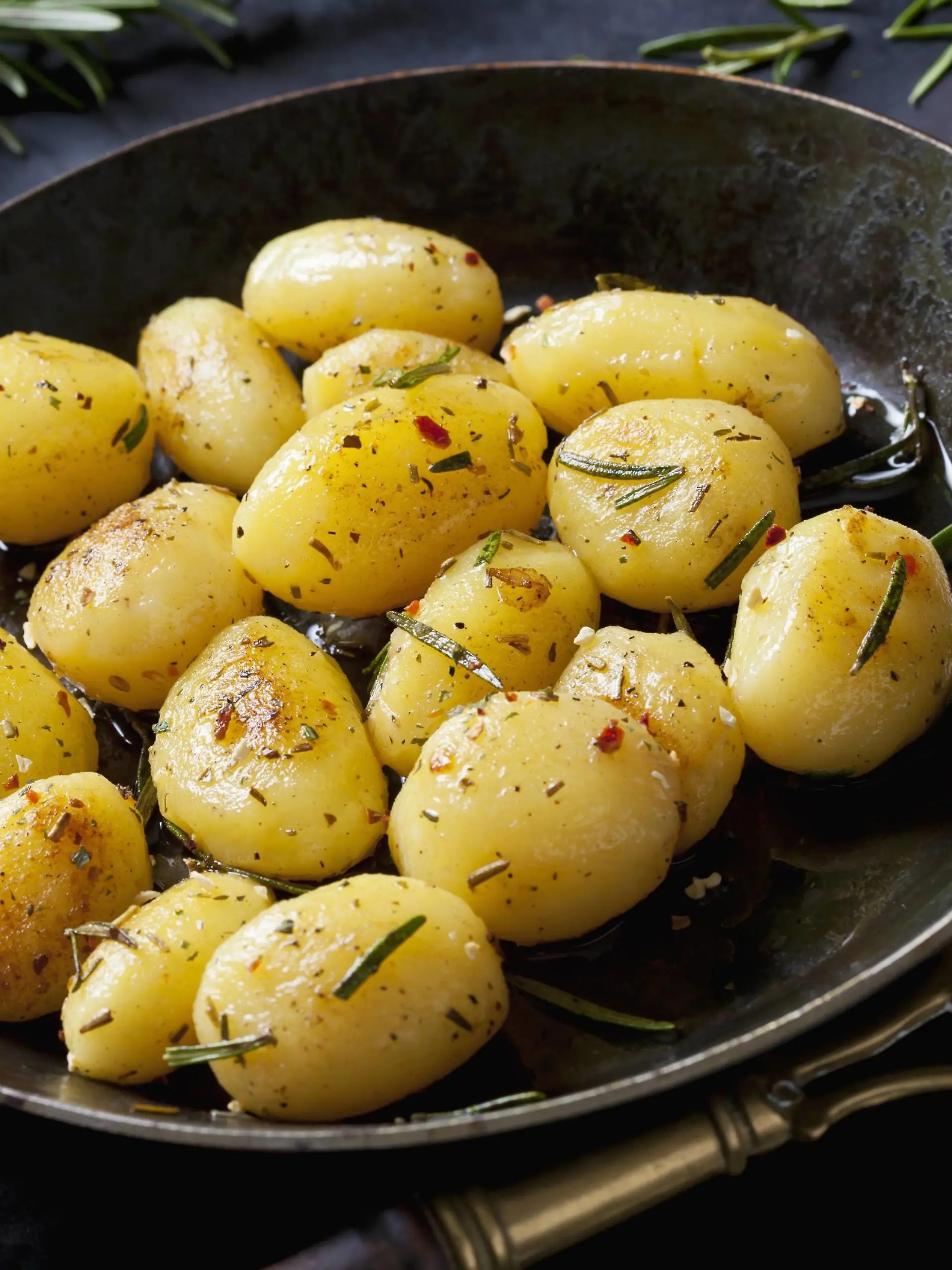 Fried potatoes with rosmary in pan PUBLICATIONxINxGERxSUIxAUTxHUNxONLY CSF29013  