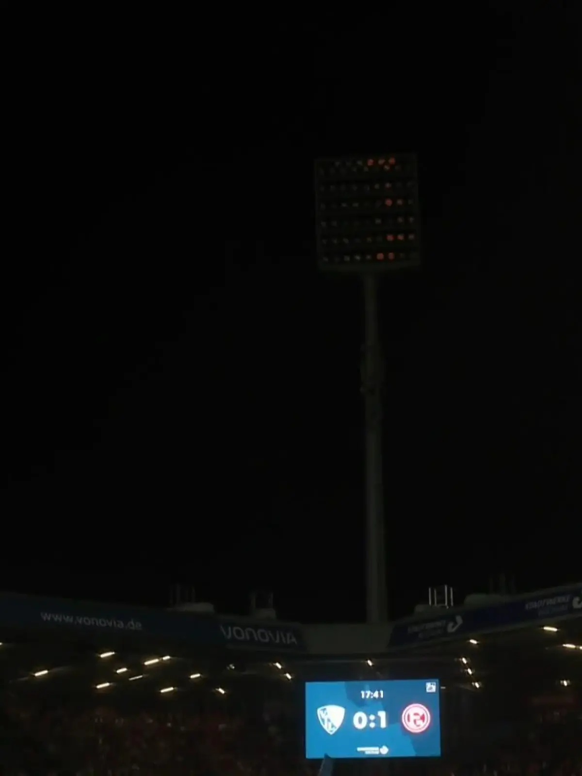 Bild zu: ""Ach du Schei*e"! Mitten im Spiel geht im Bochumer Stadion plötzlich das Licht aus"