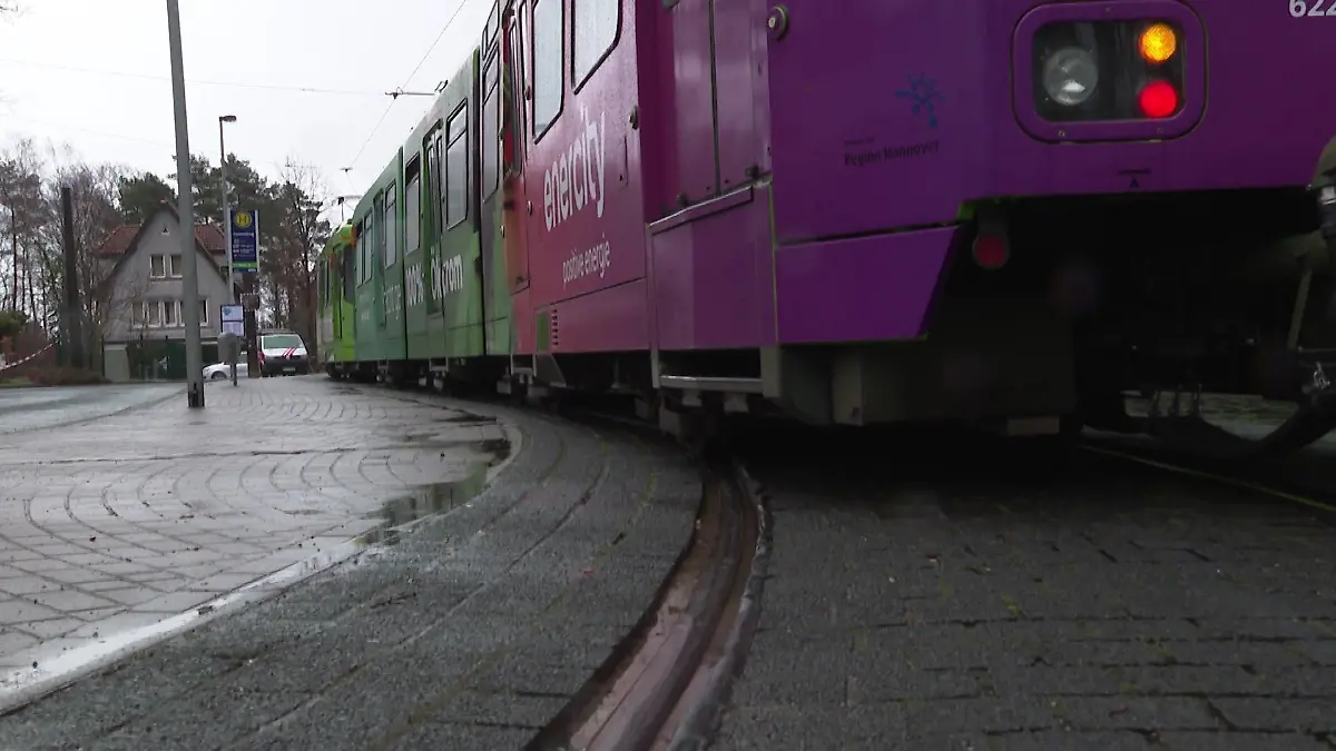 Tödlicher Unfall in Hannover. Mann gerät unter die Stadtbahn.