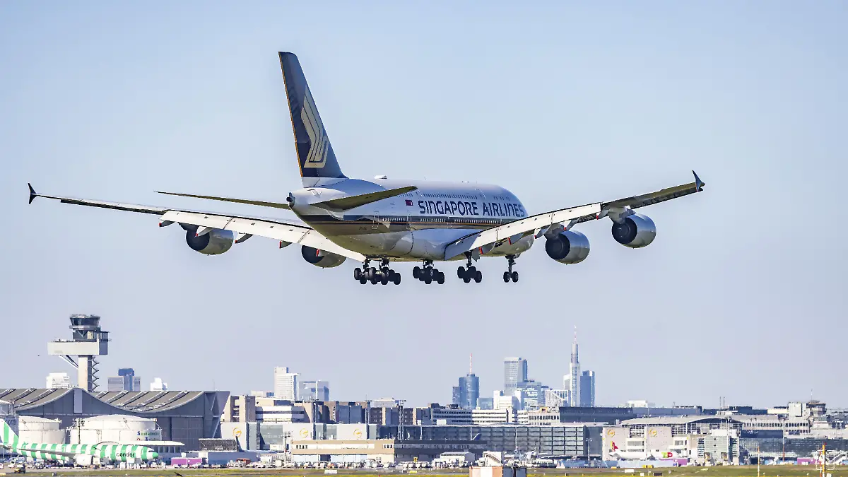 Flughafen Fraport in Frankfurt am Main. Flugzeug bei der Landung vor der Kulisse des Bankenviertels. Luftfahrzeugkennzeichen: 9V-SKU, Singapore Airlines, Airbus A380-800. Frankfurt am Main, Hessen, Deutschland, Europa