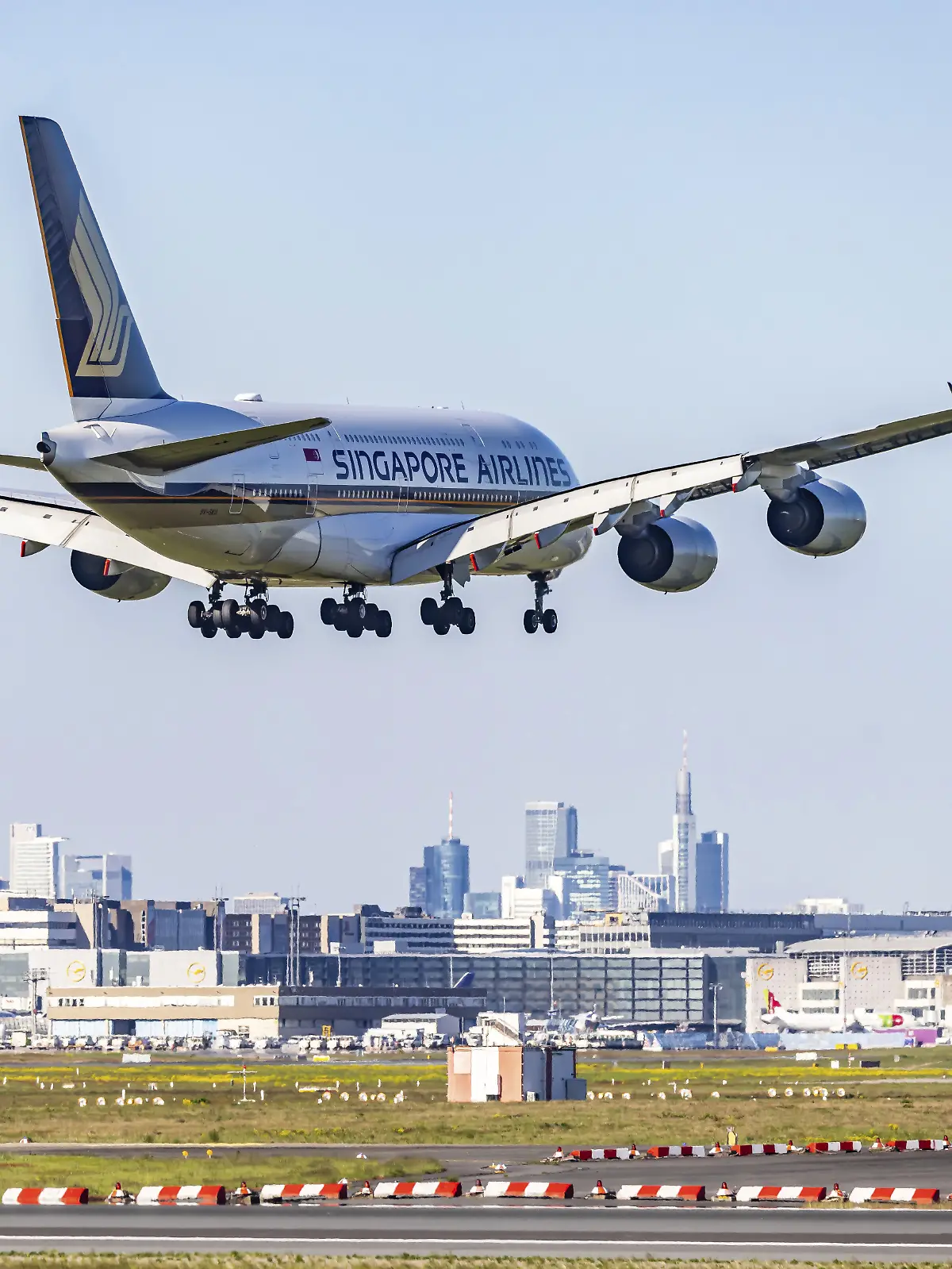 Flughafen Fraport in Frankfurt am Main. Flugzeug bei der Landung vor der Kulisse des Bankenviertels. Luftfahrzeugkennzeichen: 9V-SKU, Singapore Airlines, Airbus A380-800. Frankfurt am Main, Hessen, Deutschland, Europa