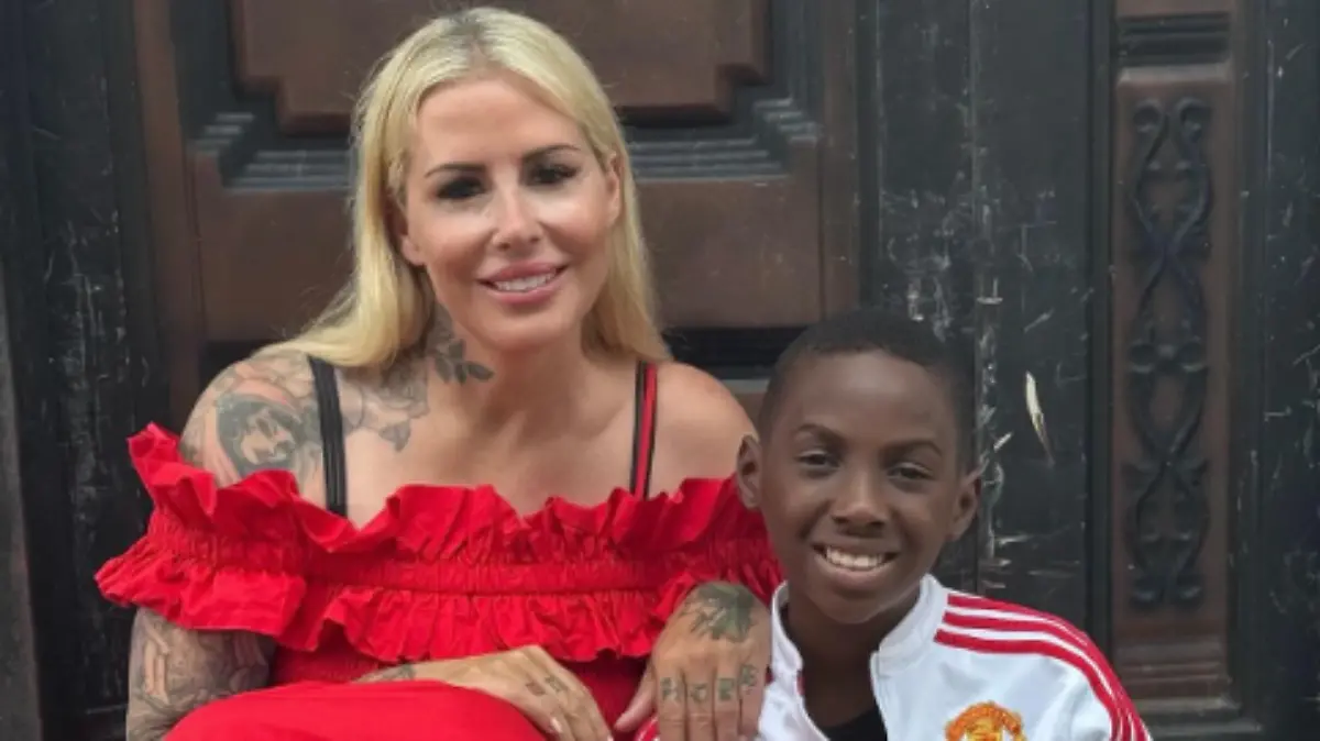Hope sitzt neben seiner Zieh-Mama: Anja Ringgren Lovén, die Gründerin und Leiterin der Organisation „Land of Hope”.