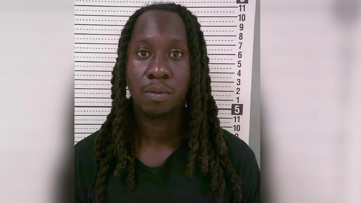 Glenroy Stefand M. wird festgenommen, weil er eine Frau über Stunden schwer misshandelt haben soll. 