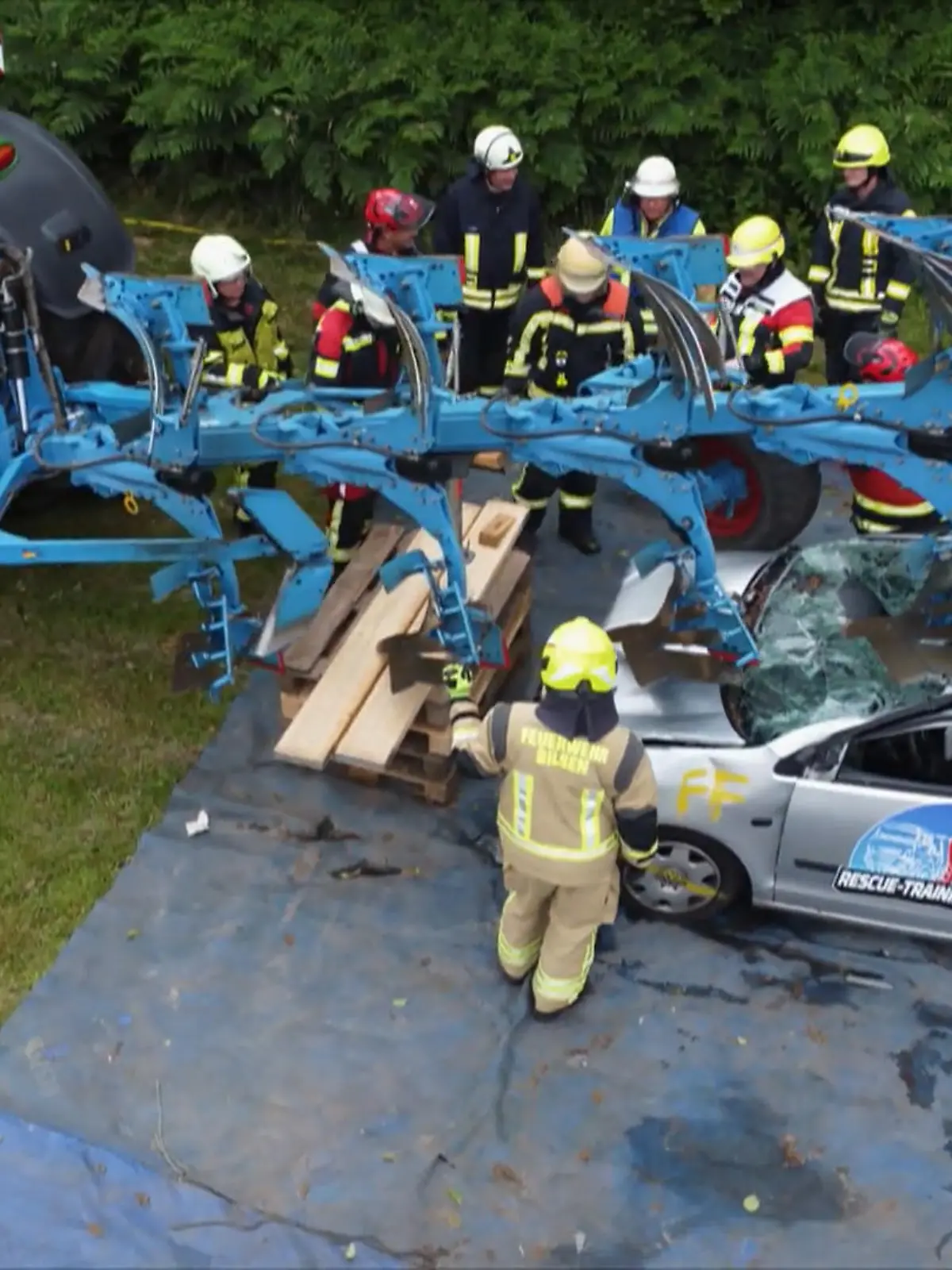 Bild zu: "Feuerwehr trainiert Unfalleinsätze mit Landmaschinen"