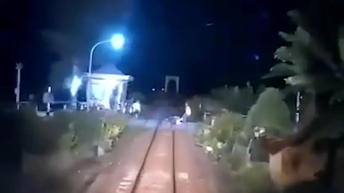 Schranke war schon unten! Motorradfahrer stürzt vor Zug – Bahnwärter reagiert sofort Lokführer sieht ihn zu spät