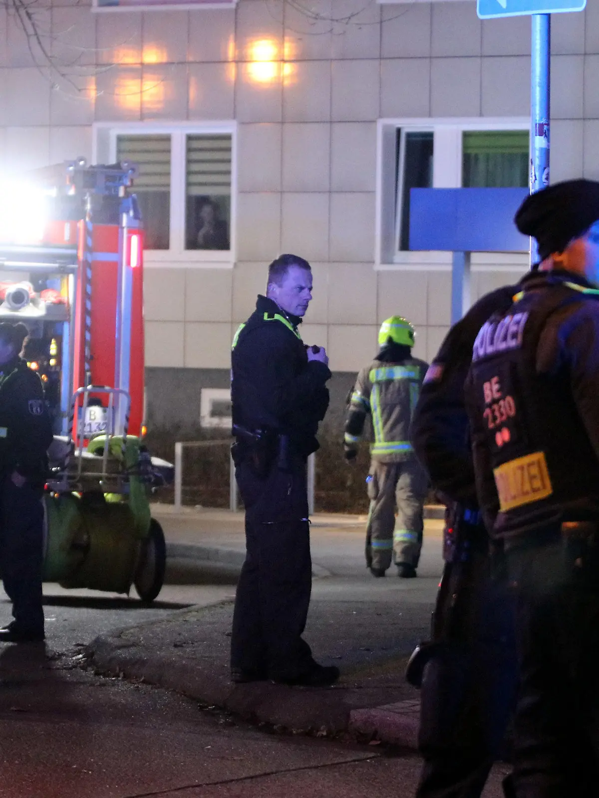 06.01.2023, Berlin: Einsatzkräfte von Polizei und Feuerwehr arbeiten an einem Tatort. Im Berliner Stadtteil Lichtenberg soll es zu einem Gewaltverbrechen gekommen sein. Es werde wegen des Verdachts eines Tötungsdelikts und eines versuchten Tötungsdelikts ermittelt, sagte ein Polizeisprecher am frühen Freitagmorgen. (zu dpa «Polizei ermittelt wegen Tötungsdelikt in Berlin-Lichtenberg») Foto: John Boutin/dpa +++ dpa-Bildfunk +++