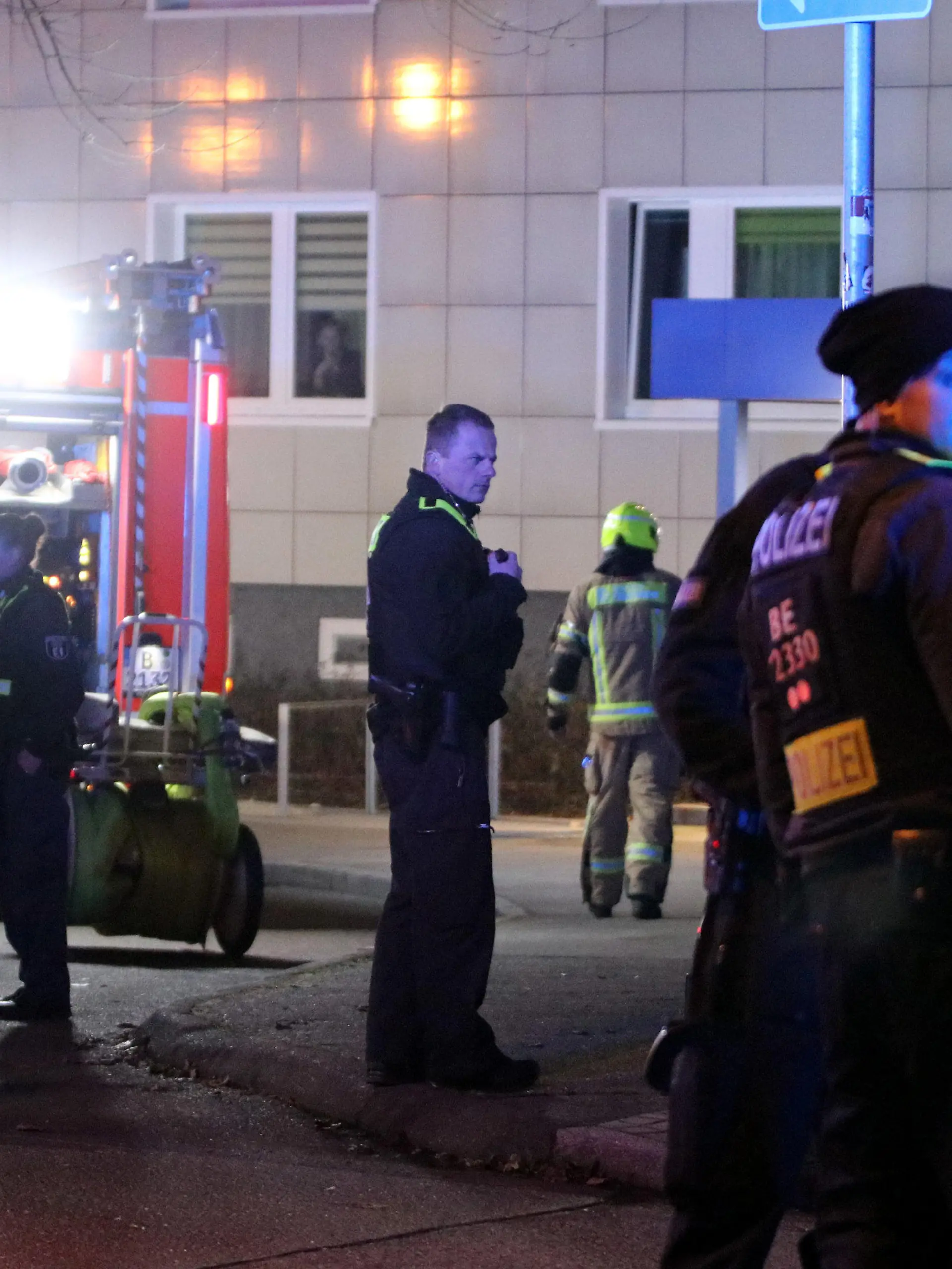 06.01.2023, Berlin: Einsatzkräfte von Polizei und Feuerwehr arbeiten an einem Tatort. Im Berliner Stadtteil Lichtenberg soll es zu einem Gewaltverbrechen gekommen sein. Es werde wegen des Verdachts eines Tötungsdelikts und eines versuchten Tötungsdelikts ermittelt, sagte ein Polizeisprecher am frühen Freitagmorgen. (zu dpa «Polizei ermittelt wegen Tötungsdelikt in Berlin-Lichtenberg») Foto: John Boutin/dpa +++ dpa-Bildfunk +++
