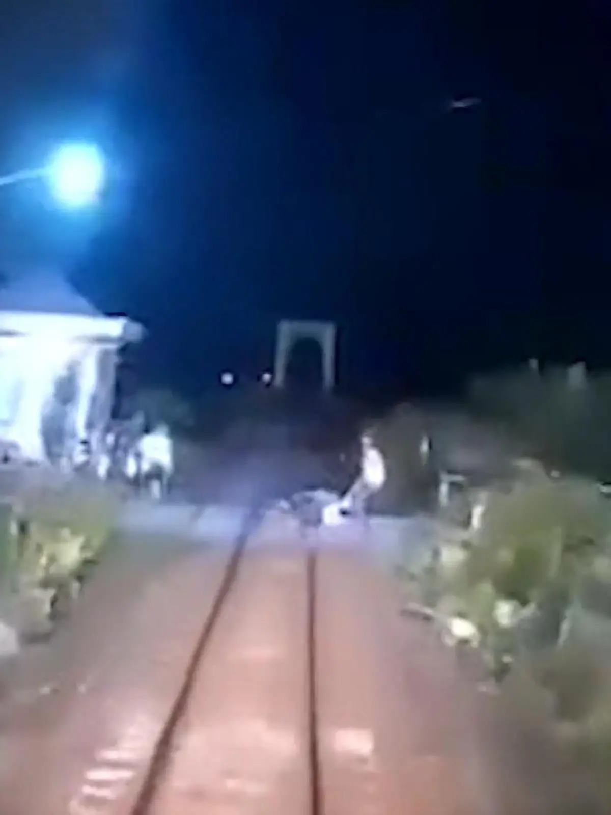 Bild zu: "Schranke war schon unten! Motorradfahrer stürzt vor Zug – Bahnwärter reagiert sofort"