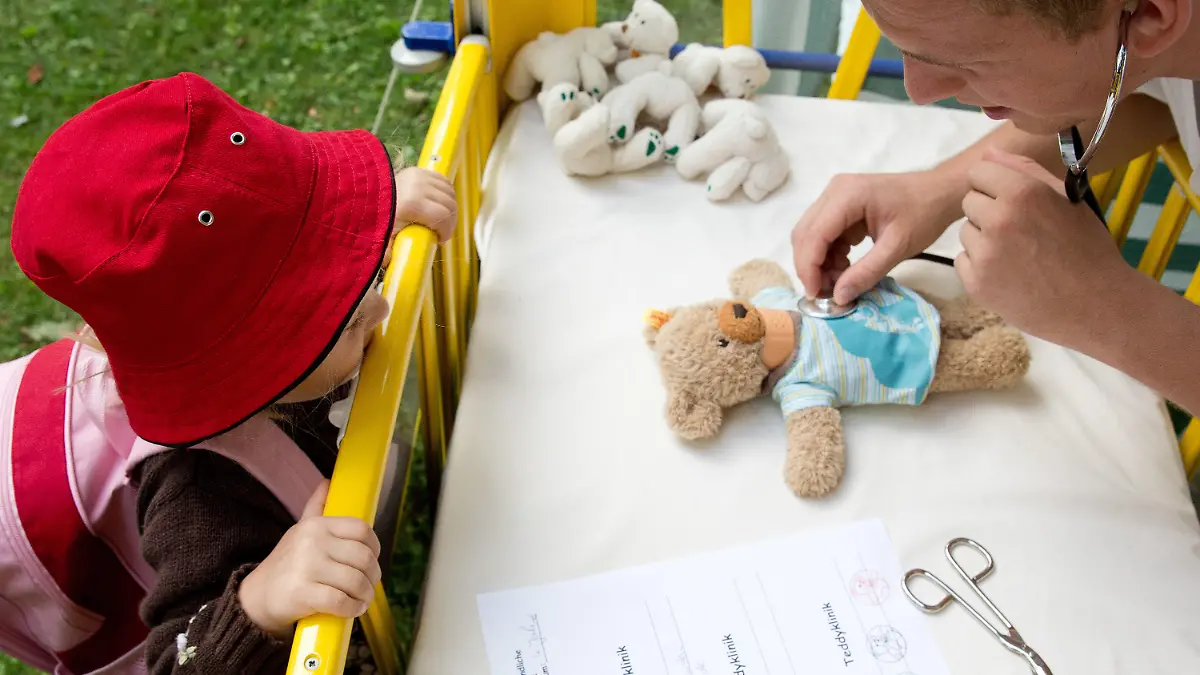 In der Teddy-Klinik wird am 14.08.2013 auf dem Gelände des Vivantes Klinikums in Berlin-Friedrichshain ein Teddy untersucht. Die Teddy-Klinik wurde im Rahmen eines Kinderfestes eingerichtet und soll Kindern die Angst vor Ärzten, vor der Klinik und einem Krankenhausaufenthalt nehmen. Foto: Jörg Carstensen/dpa +++(c) dpa - Bildfunk+++