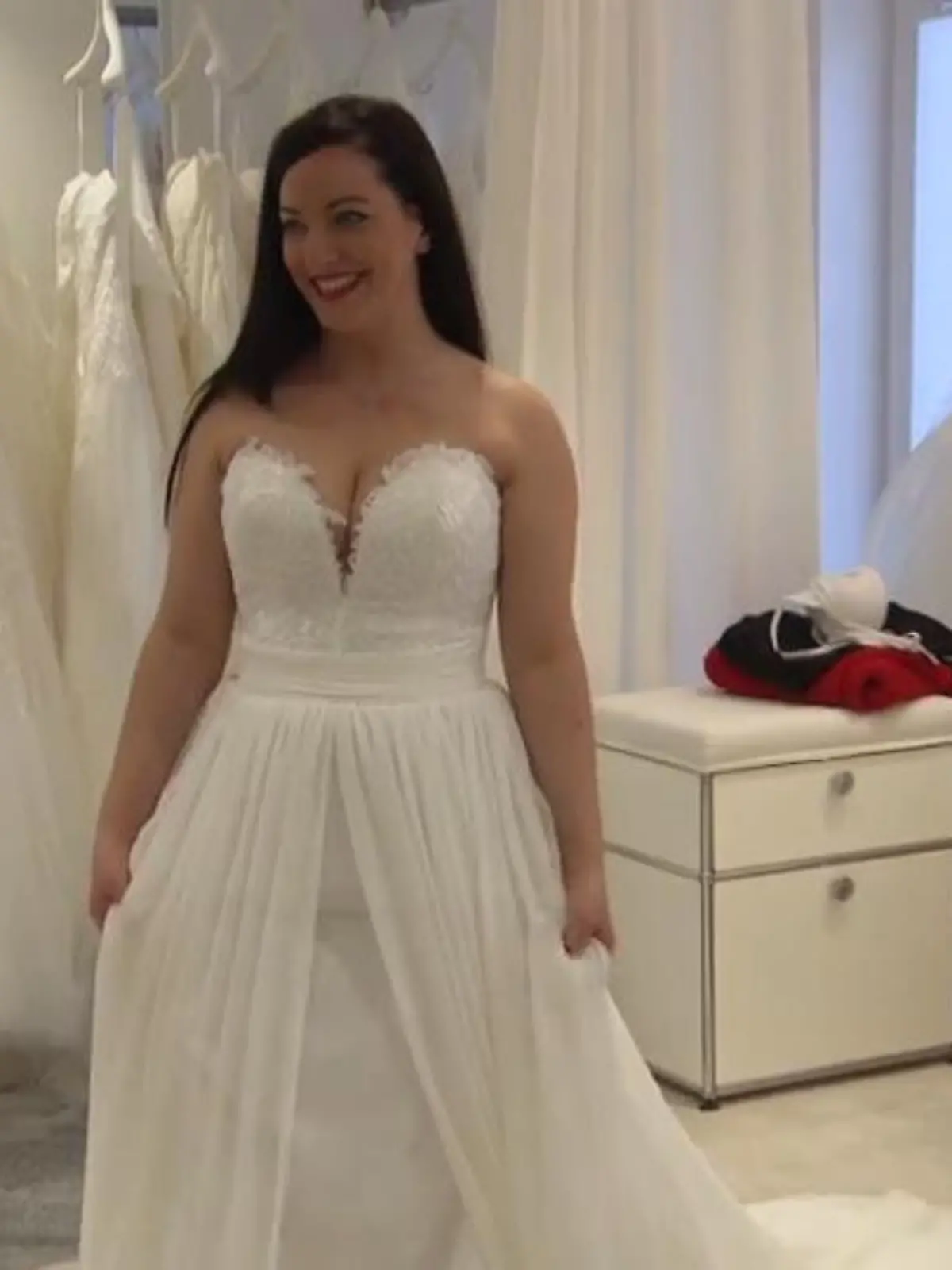 Bild zu: "Das erste Kleid macht Angelina sprachlos"