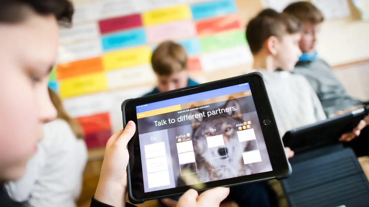 ARCHIV - 07.03.2019, Niedersachsen, Gehrden: Schüler einer 5. Klasse lernen mit iPads im Englischunterricht. Mit einem milliardenschweren Konjunkturprogramm sollen die wirtschaftlichen Folgen der Corona-Krise in Nordrhein-Westfalen abgefedert und Investitionen angeschoben werden. Für Schüler soll digitale Erstausstattung bereitgestellt werden. Foto: Julian Stratenschulte/dpa +++ dpa-Bildfunk +++