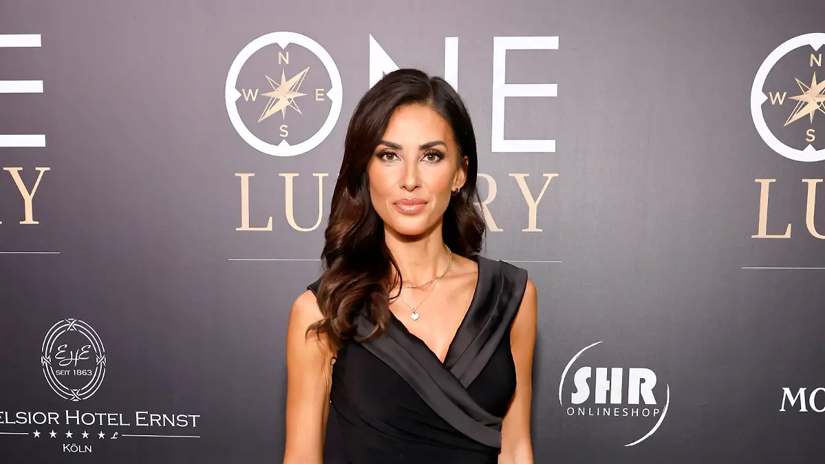 Moderatorin Jana Azizi beim exklusiven Jubiläumsdinner 10 Jahre von One Luxury im Excelsior Hotel Ernst in Köln. 
