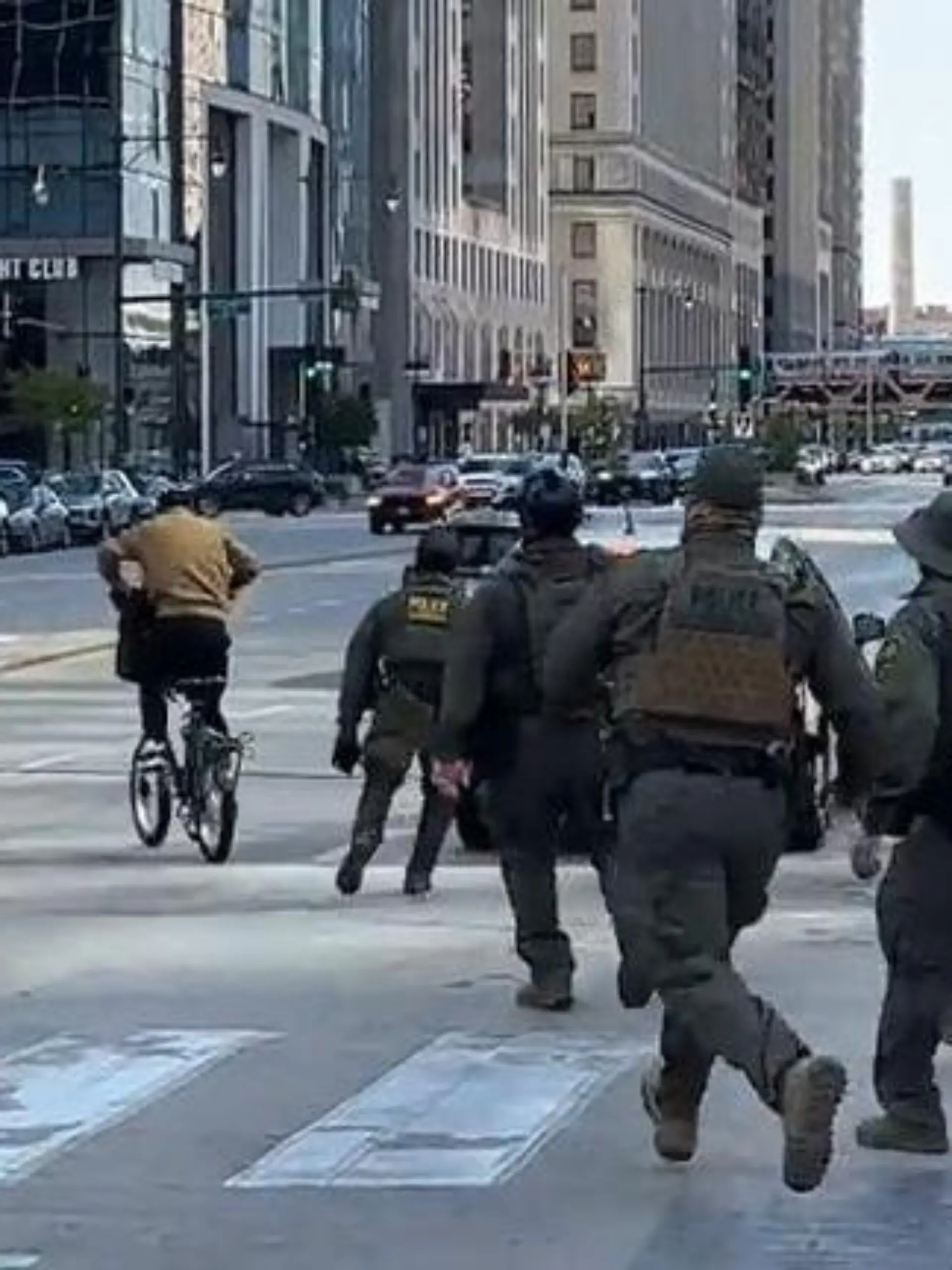 Mit dem Fahrrad entkommen! Verdächtiger flieht vor Grenzpolizei