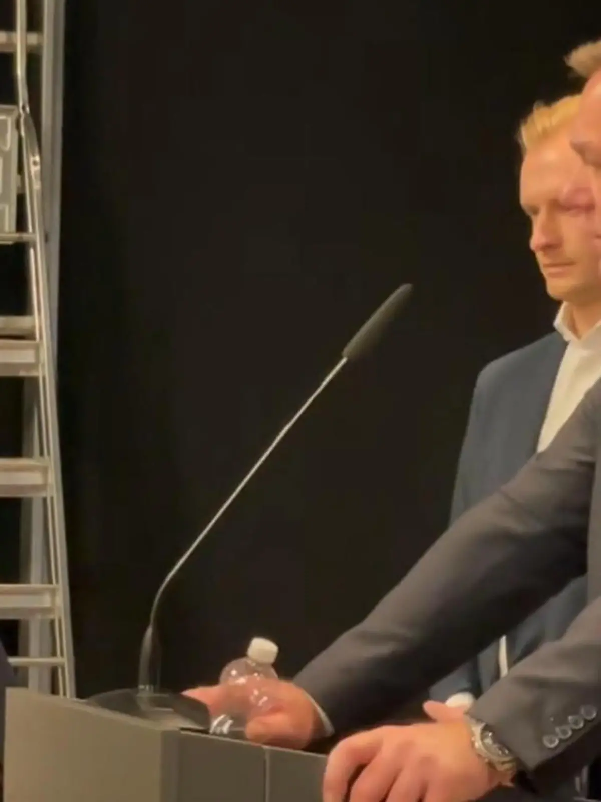 Bild zu: "„Halt du die Fresse!" AfD-Politiker gehen aufeinander los – während Live-Übertragung"