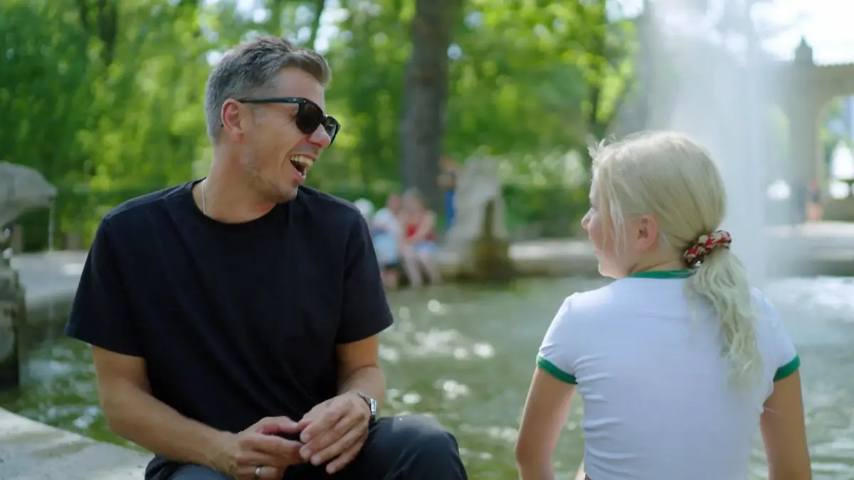 Privat ist auch er nur ein ganz normaler Papa: Fanta-4-Mitlglied Michi Beck genießt seine Freizeit mit seiner Tochter Poppy.