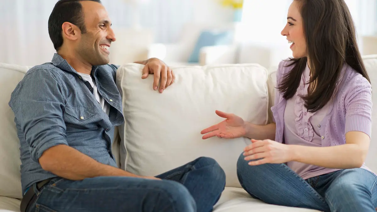 Paar sitzt auf einem Sofa und unterhält sich / Couple sitting on sofa talking Keine Weitergabe an Drittverwerter.