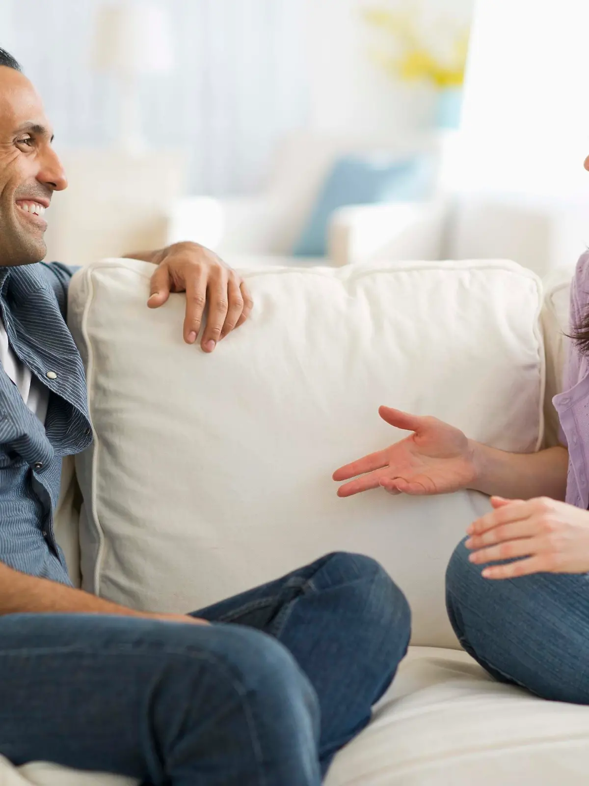 Paar sitzt auf einem Sofa und unterhält sich  /  Couple sitting on sofa talking Keine Weitergabe an Drittverwerter.