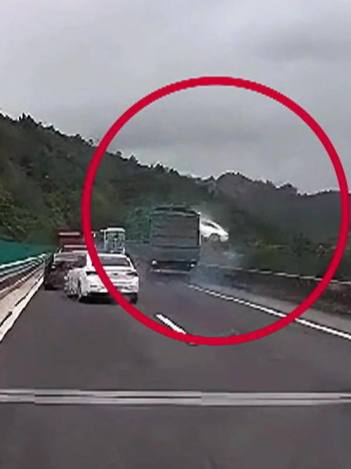 Bild zu: "Er kann nicht mehr bremsen! Lastwagen-Fahrer übersieht Stauende – Auto fliegt von Brücke"