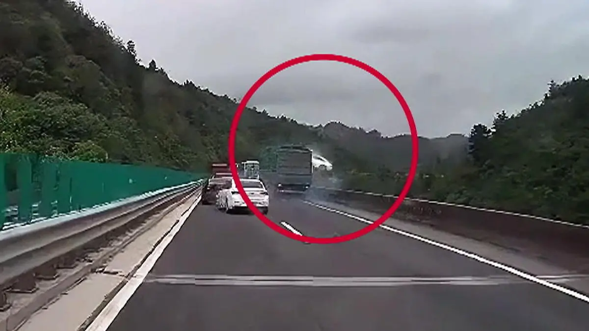 Er kann nicht mehr bremsen! Lastwagen-Fahrer übersieht Stauende – Auto fliegt von Brücke Ein Toter bei Horror-Unfall in China