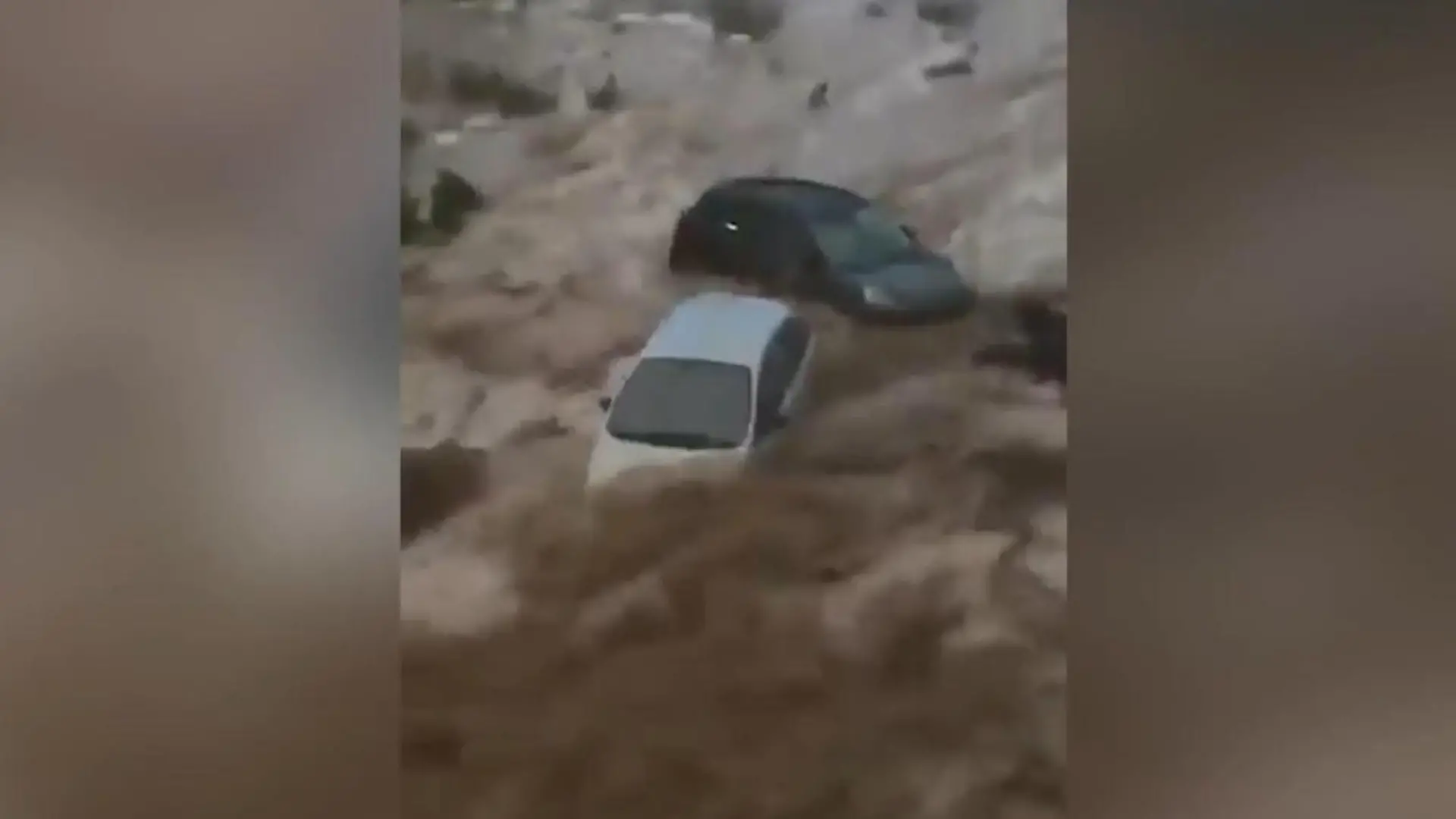 Straßen werden zu reißenden Flüssen! Sturzflut überschwemmt spanische Ferienregion Heftige Unwetter in Saragossa