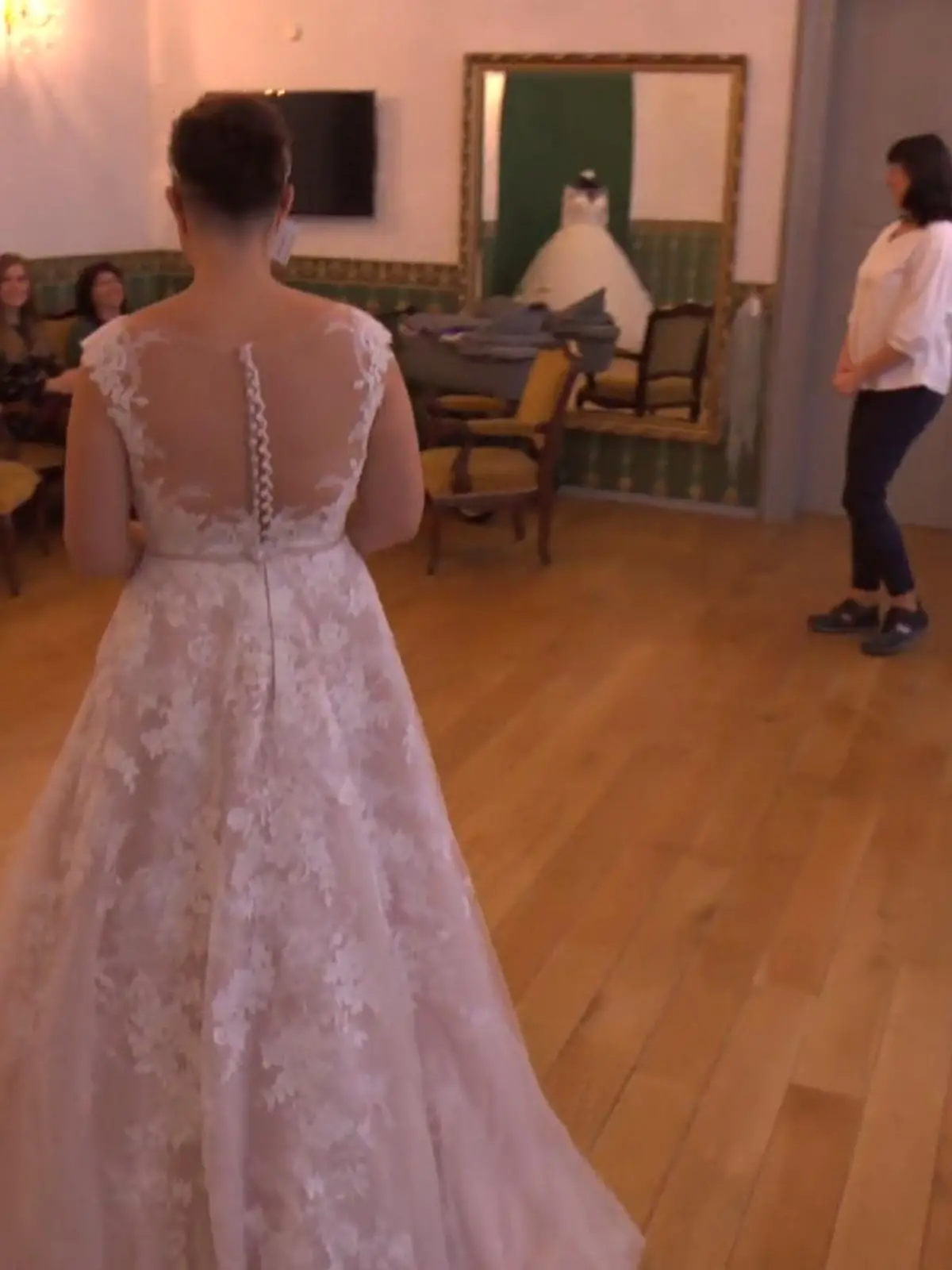 Bild zu: "In diesem Kleid wird Franziska zum Altar schreiten"