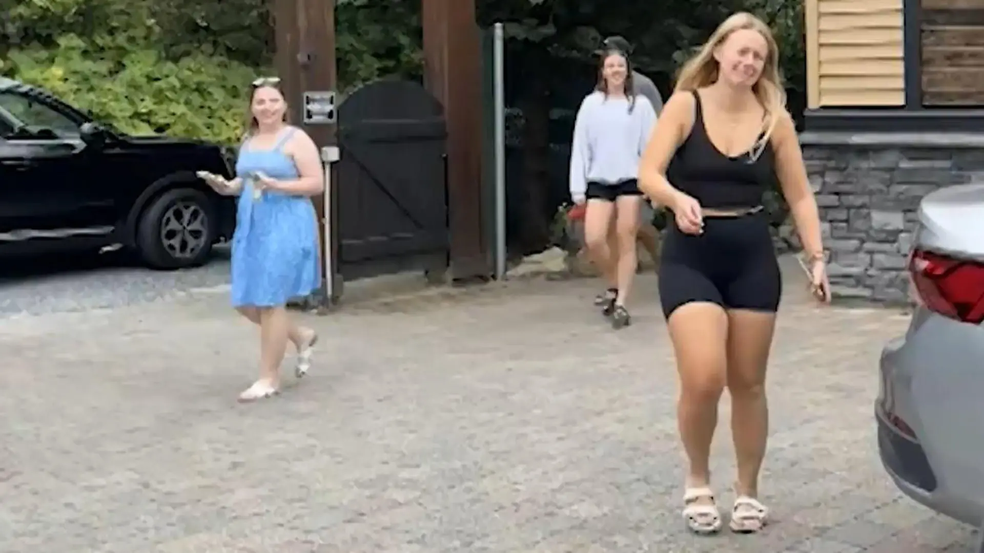 Braut bricht in Tränen aus – weil ER die Hochzeit crasht! Er stiehlt ihr die Show