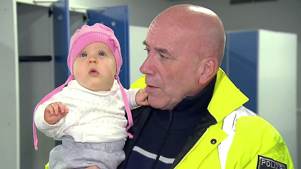 Baby im Spind enthüllt unfassbares Verbrechen
