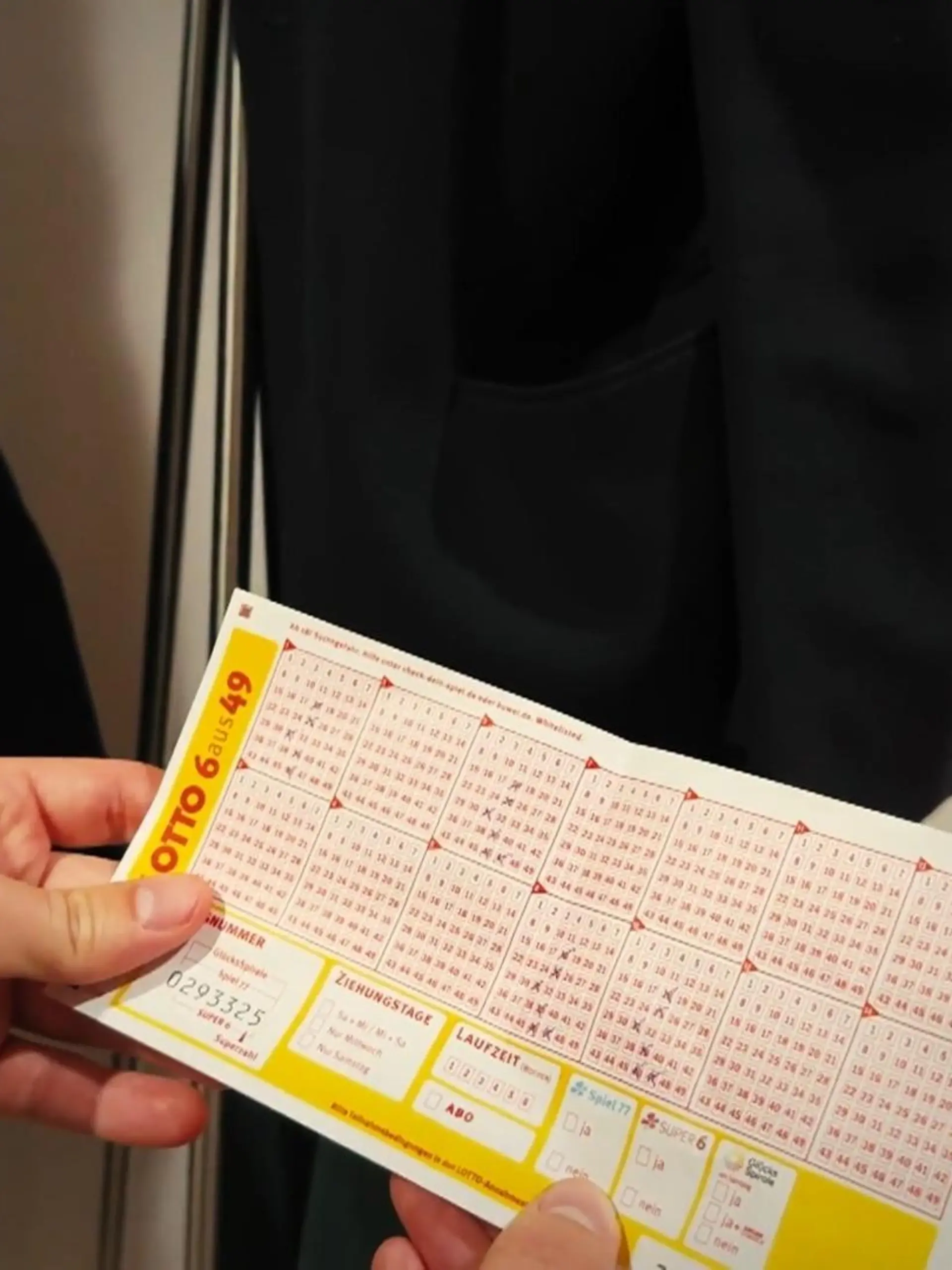 Bild zu: "Familienvater gewinnt 15,3 Millionen Euro im Lotto und merkt es erst Monate später"