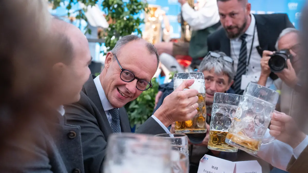 Politischer Montag auf der Altdorfer Wiesn in Altdorf bei Landshut mit Friedrich Merz, Parteivorsitzender CDU, als Festredner  Friedrich Merz stößt mit einer Maß Bier an