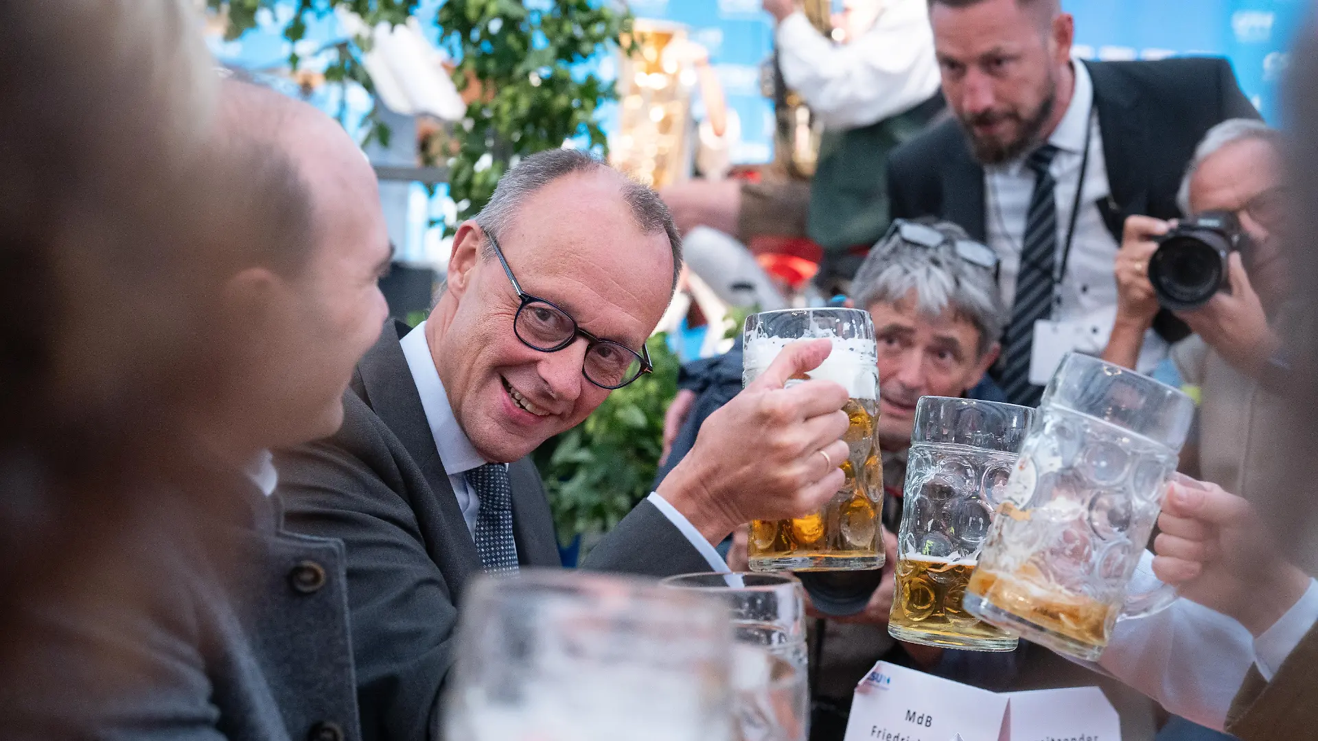 Politischer Montag auf der Altdorfer Wiesn in Altdorf bei Landshut mit Friedrich Merz, Parteivorsitzender CDU, als Festredner  Friedrich Merz stößt mit einer Maß Bier an