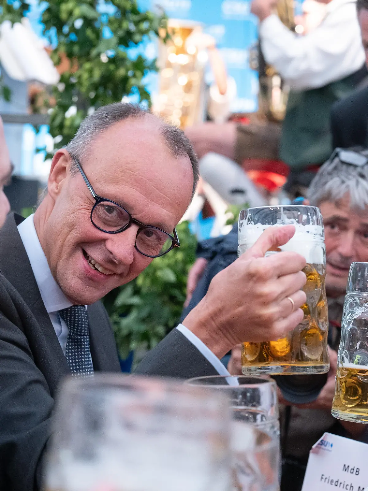 Politischer Montag auf der Altdorfer Wiesn in Altdorf bei Landshut mit Friedrich Merz, Parteivorsitzender CDU, als Festredner Â Friedrich Merz stößt mit einer Maß Bier an