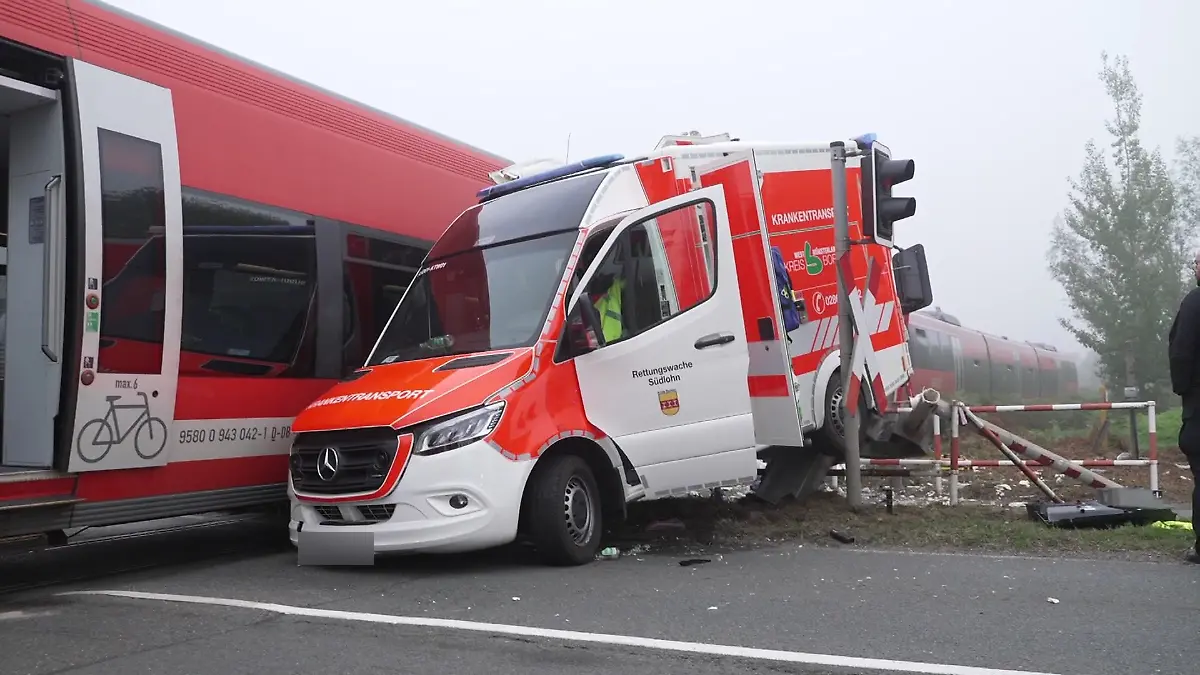 Zug kracht in Rettungswagen 