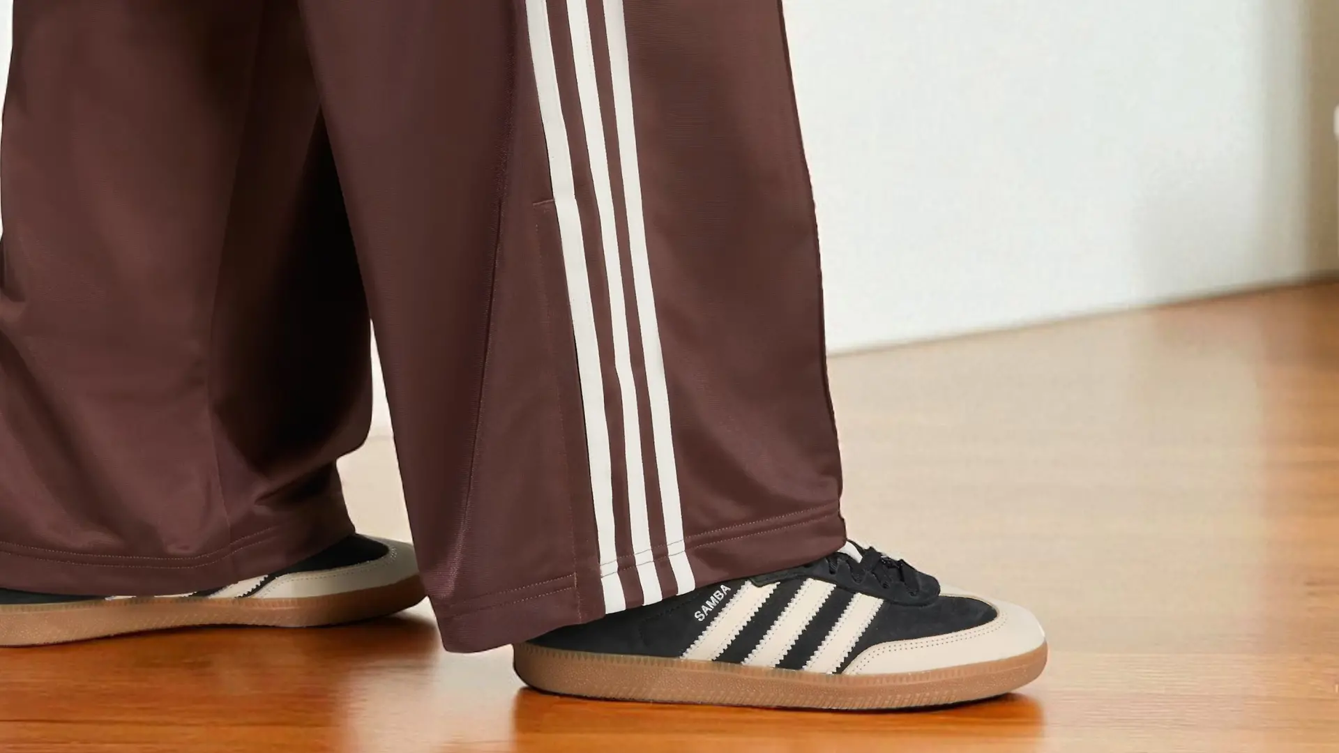 Adidas-Trainingshose und Samba-Sneaker.