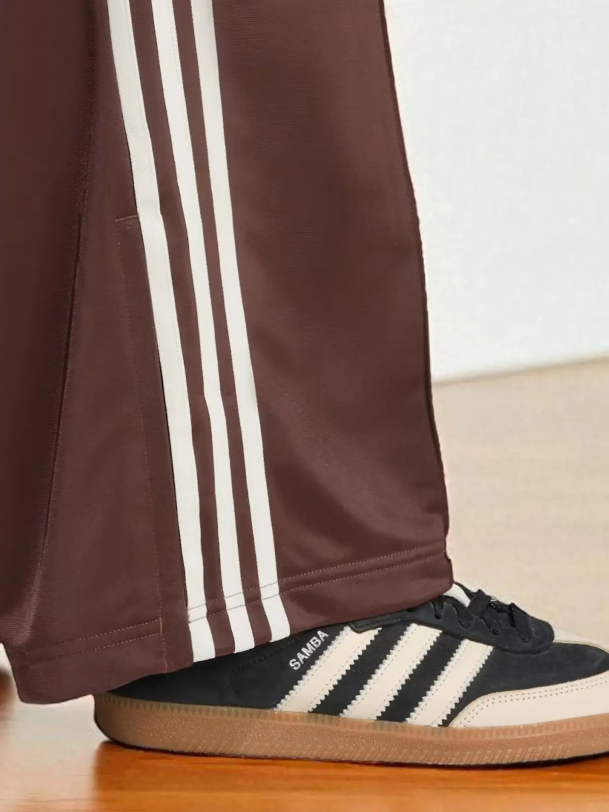 Adidas-Trainingshose und Samba-Sneaker.