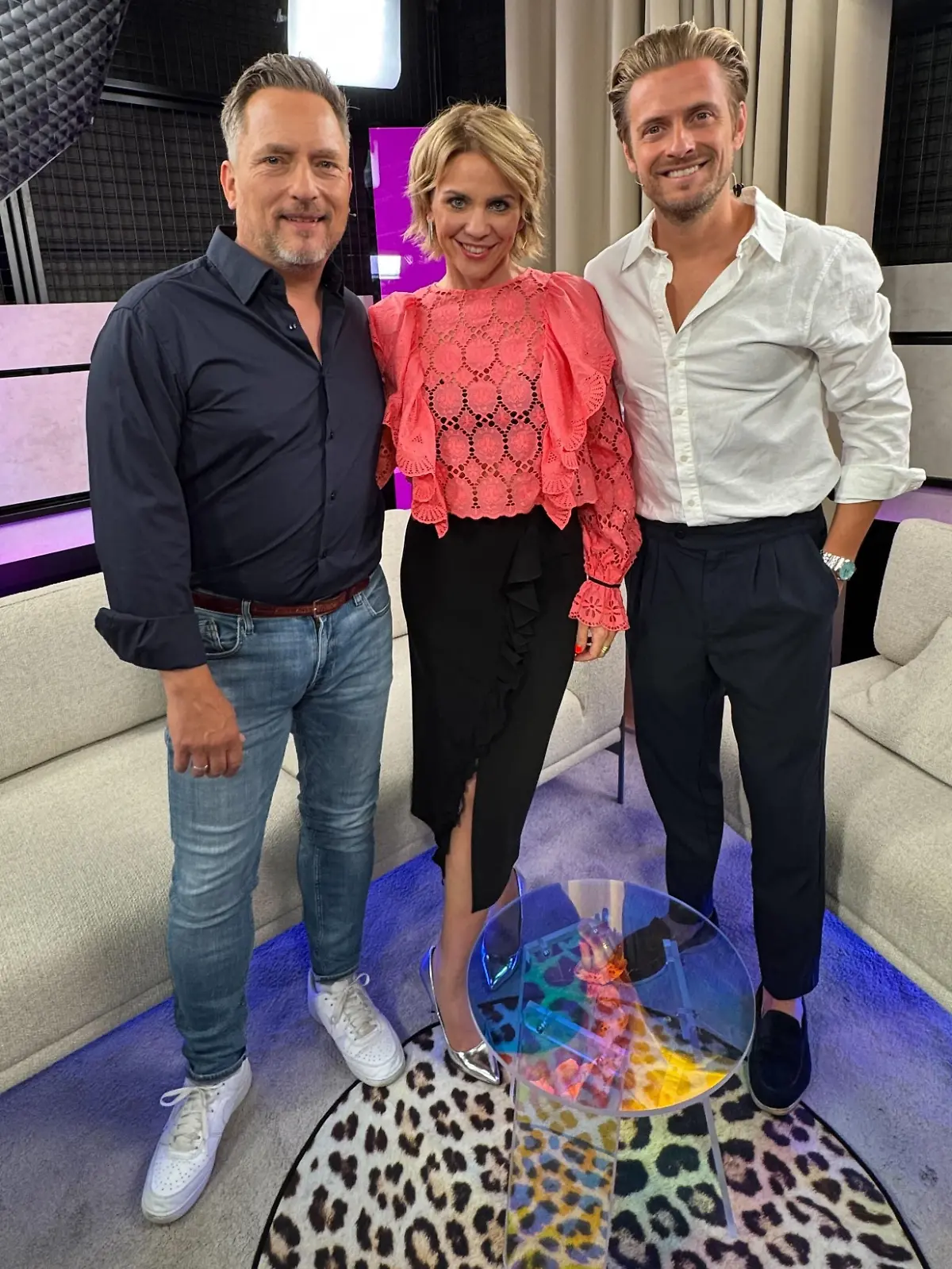 GZSZ-Highlights und Überraschungen mit Lars Pape (l.), Gisa Zach & Jörn Schlönvoigt

+++ Die Verwendung des sendungsbezogenen Materials ist nur mit dem Hinweis und Verlinkung auf RTL+ gestattet. +++