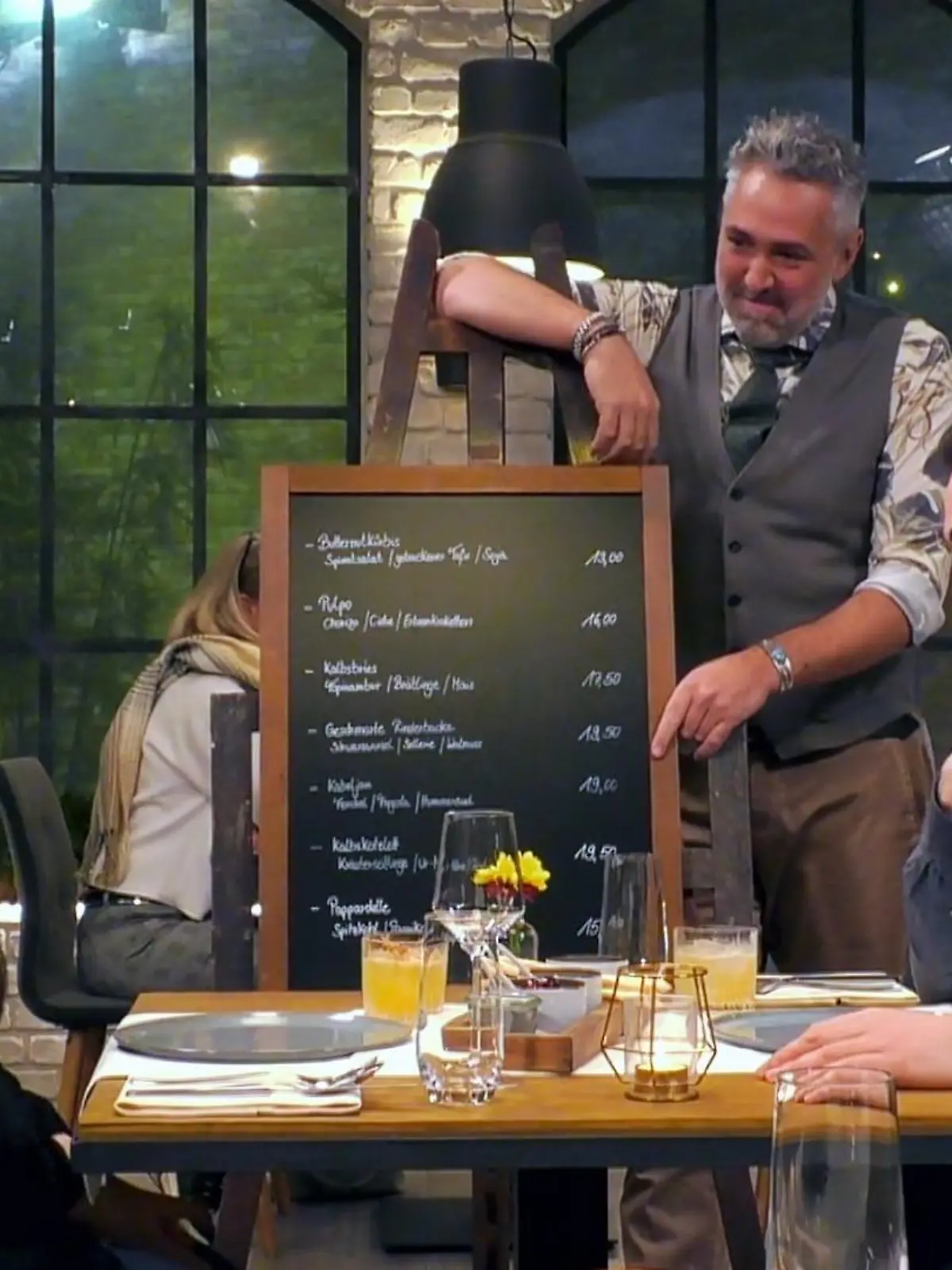Bild zu: "Violetta übernimmt die Führung beim Date mit Julian"