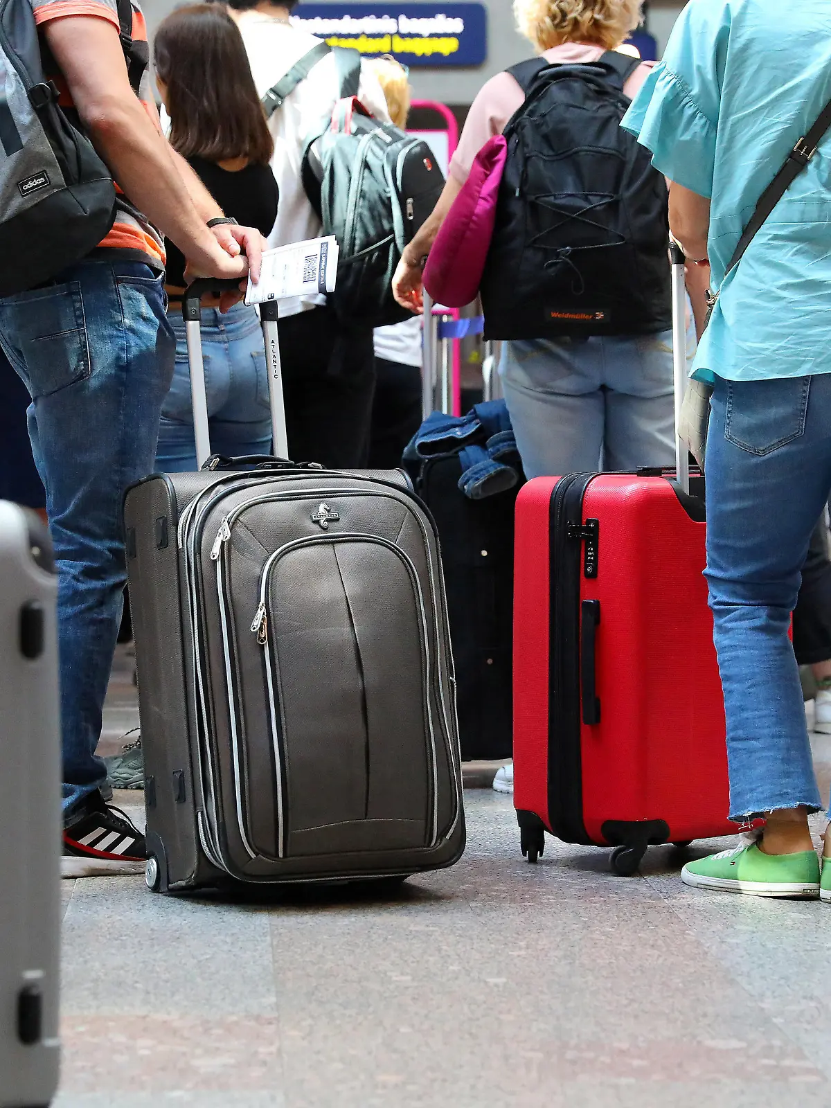 Passagiere checken ihre Koffer ein und müssen warten. Das Reiseaufkommen in diesem Sommer an den internationalen Flughäfen ist hoch.