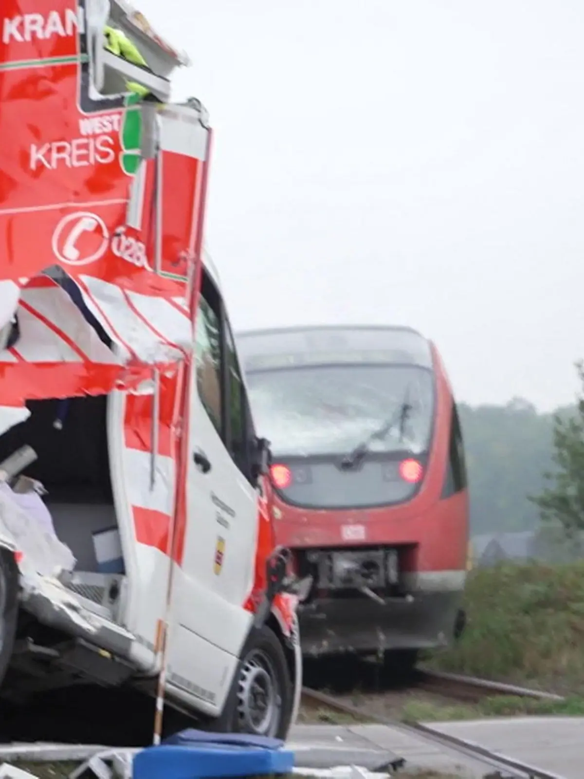 Bild zu: "Zug rast in Rettungswagen – Patientin stirbt"