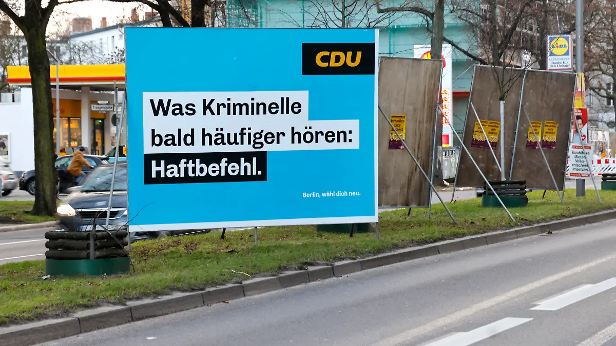 Wahlplakat der CDU 'Was Kriminelle bald häufiger hören: Haftbefehl.' zur Wiederholungswahl zum Berliner Abgeordnetenhaus. Die Wahl muss wegen Unregelmäßigkeiten wiederholt werden und findet am 12. Februar statt. Berlin, 05.01.2023